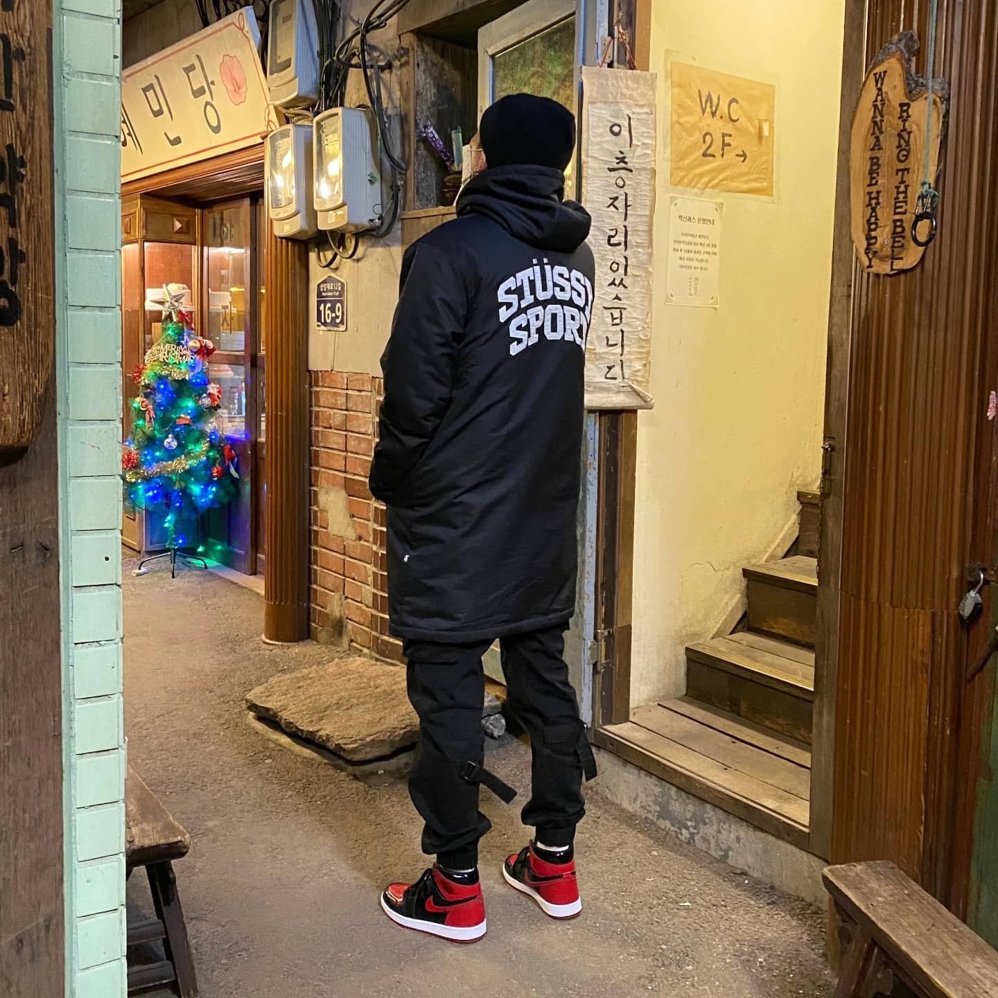 Supreme Backpack Black - 18SS, Jordan 1 Retro High OG Patent Bred 착용 스타일 - 2