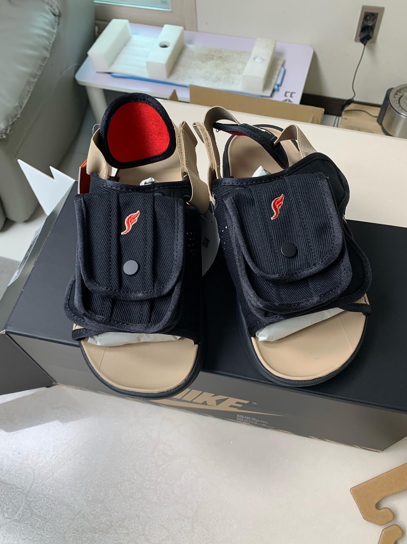 Jordan x SoleFly LS Slide SP Black and Sport Red 착용 스타일 - 2