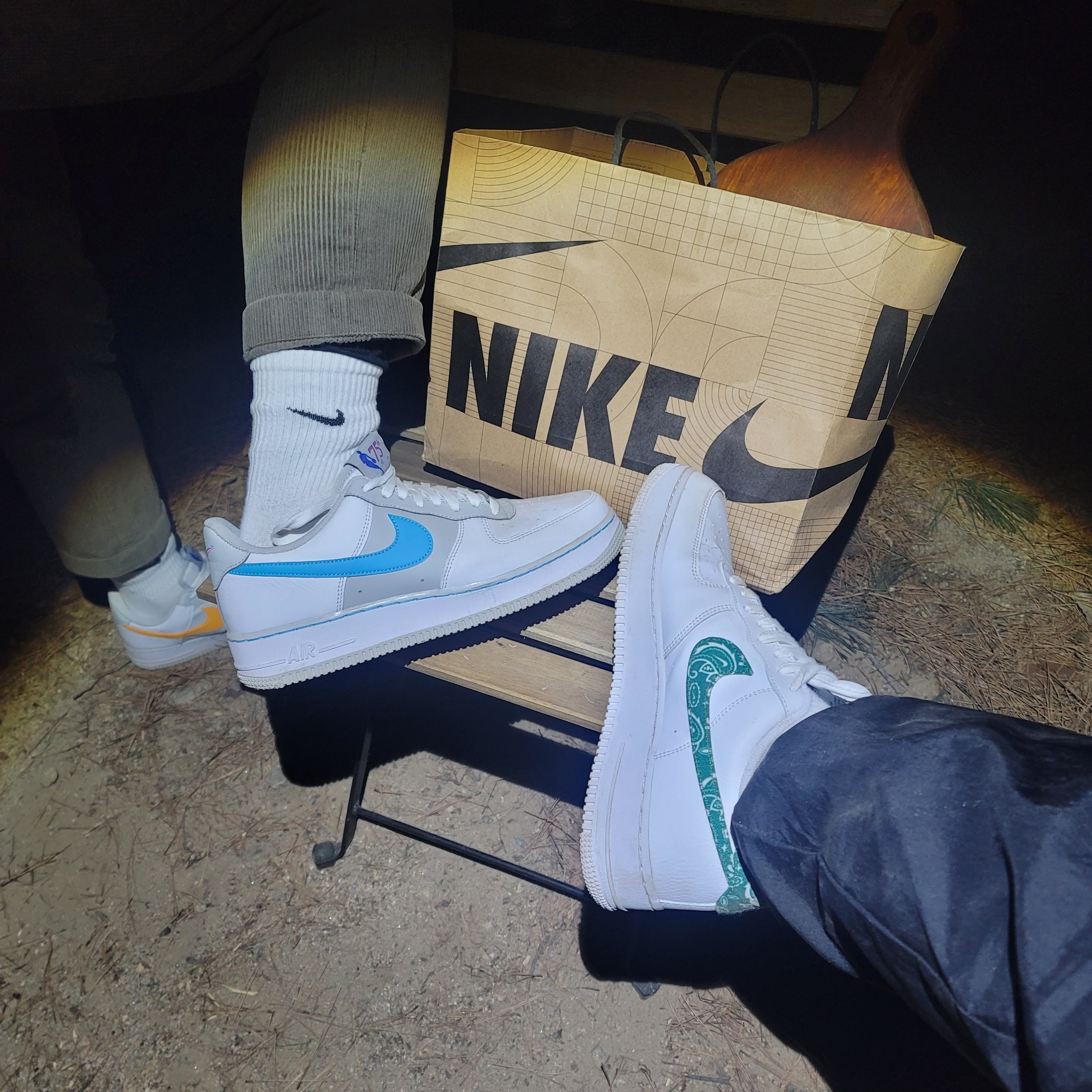 Nike x NBA Air Force 1 '07 LV8 EMB White Turquoise Blue, (W) Nike Air Force 1 '07 Essential Paisley Swoosh White Malachite 착용 스타일