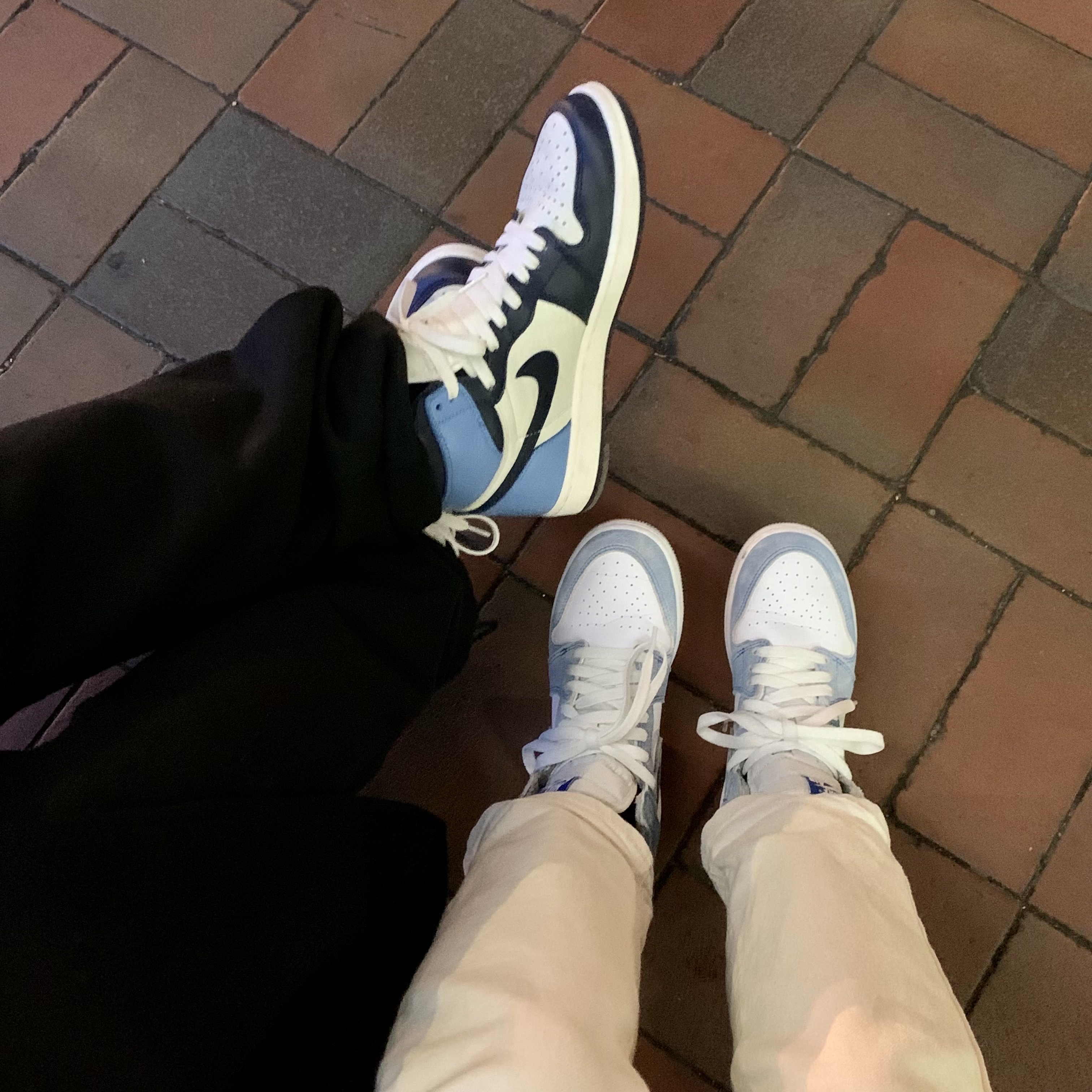 Jordan 1 Retro High OG Hyper Royal, Jordan 1 Retro High Obsidian UNC 착용 스타일 - 1
