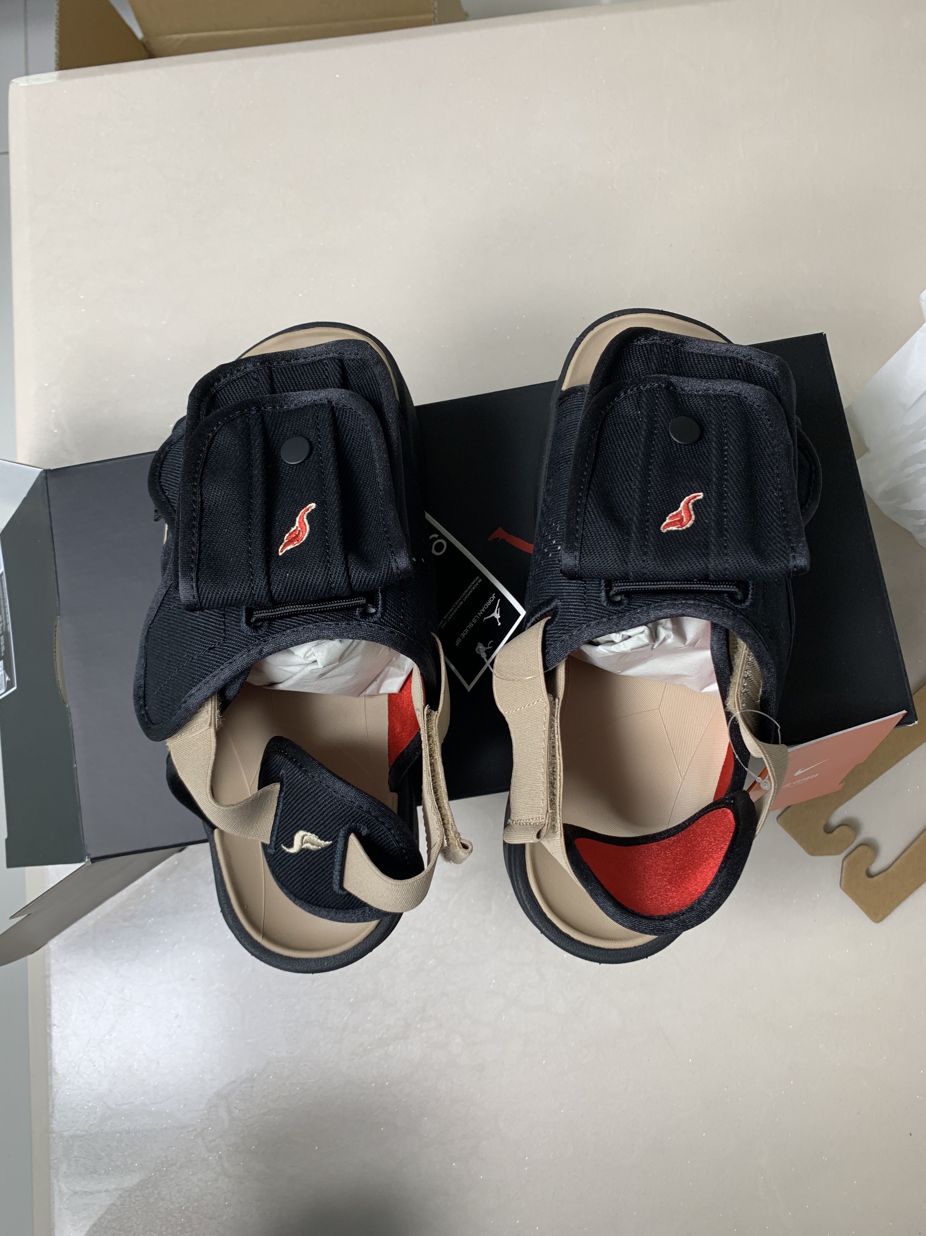 Jordan x SoleFly LS Slide SP Black and Sport Red 착용 스타일 - 5