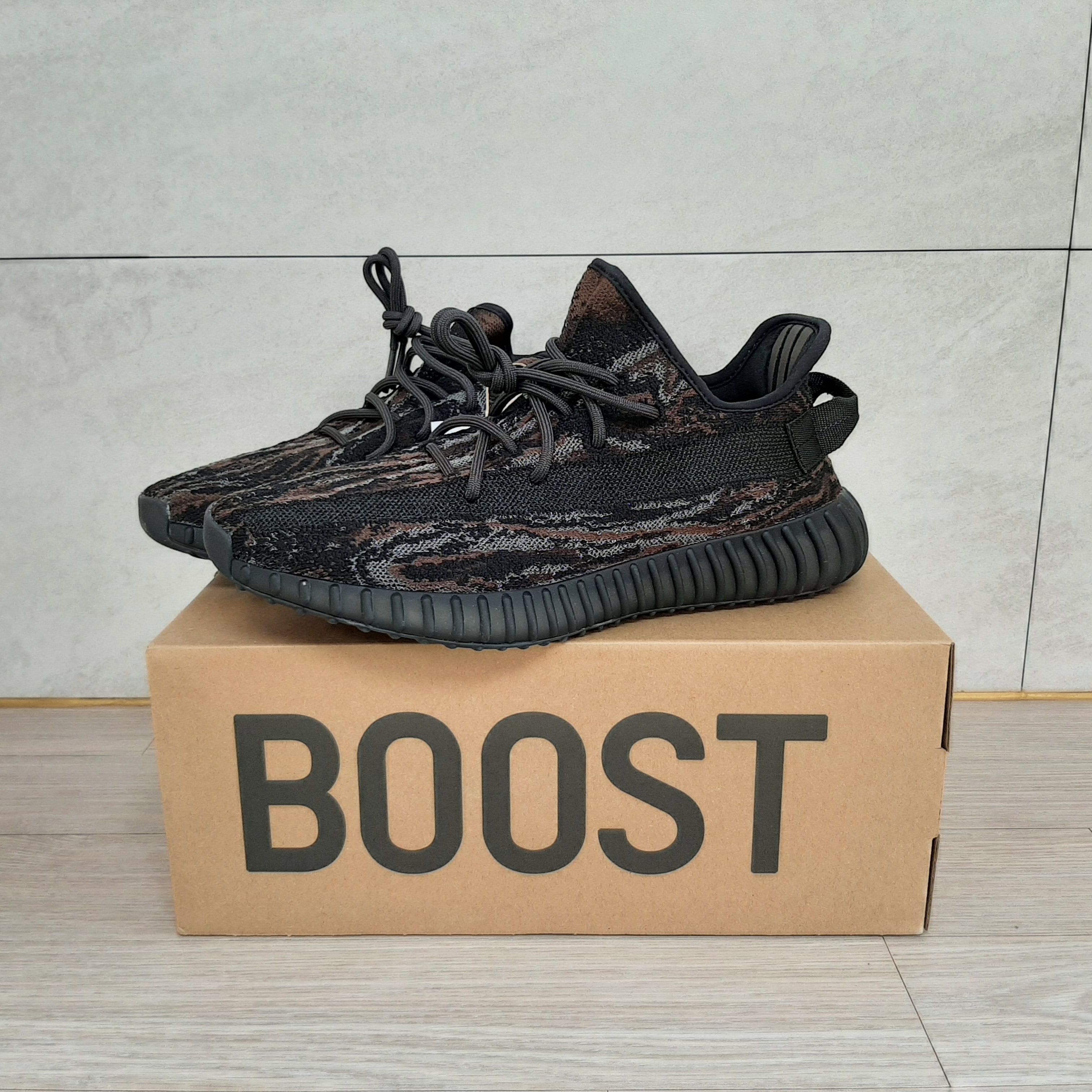 Adidas Yeezy Boost 350 V2 MX Rock 착용 스타일 - 3
