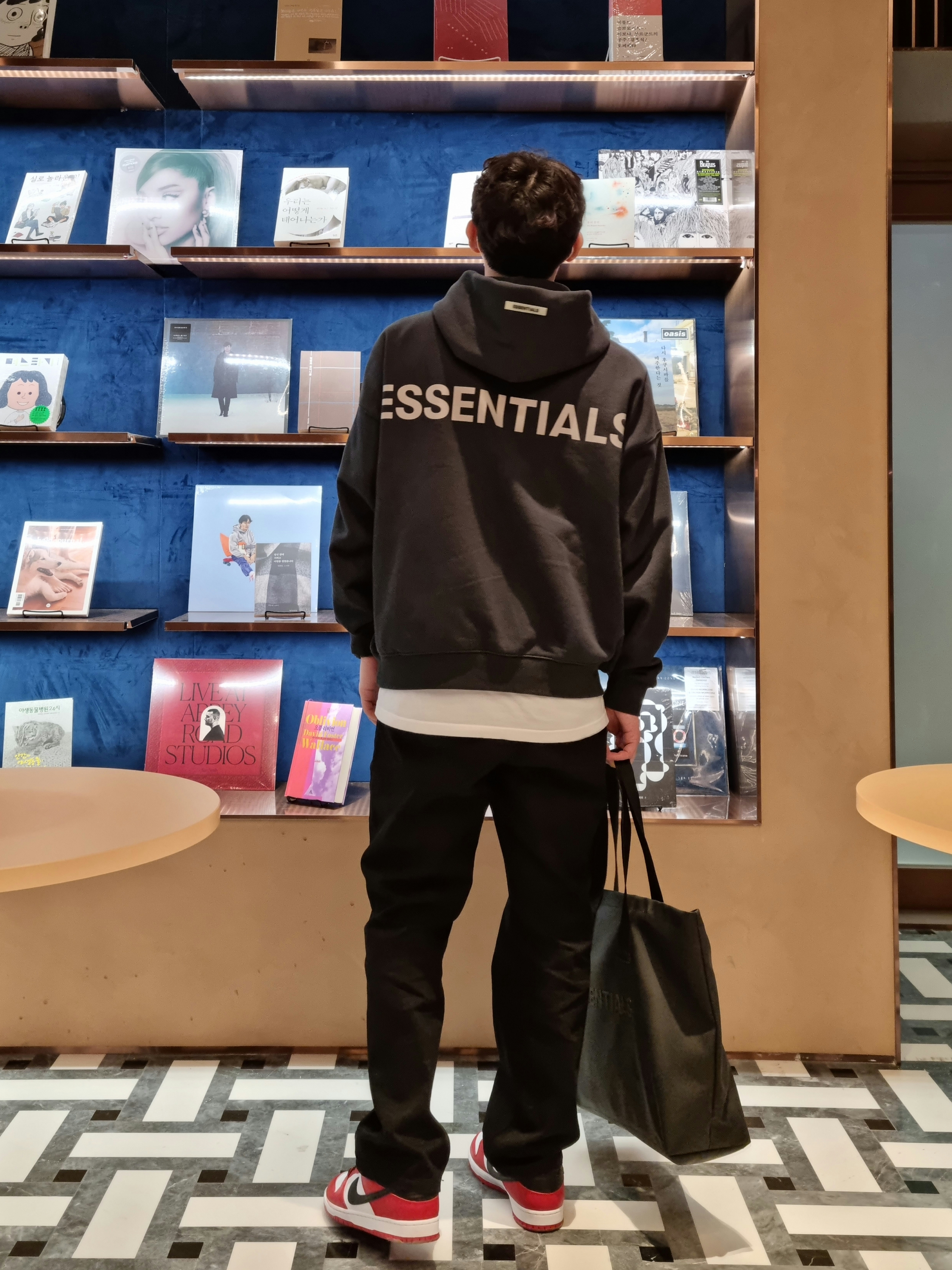 Essentials Tote Bag Dark Slate/Stretch Limo/Black - 20FW, Nike SB Dunk Low Pro Chicago 착용 스타일