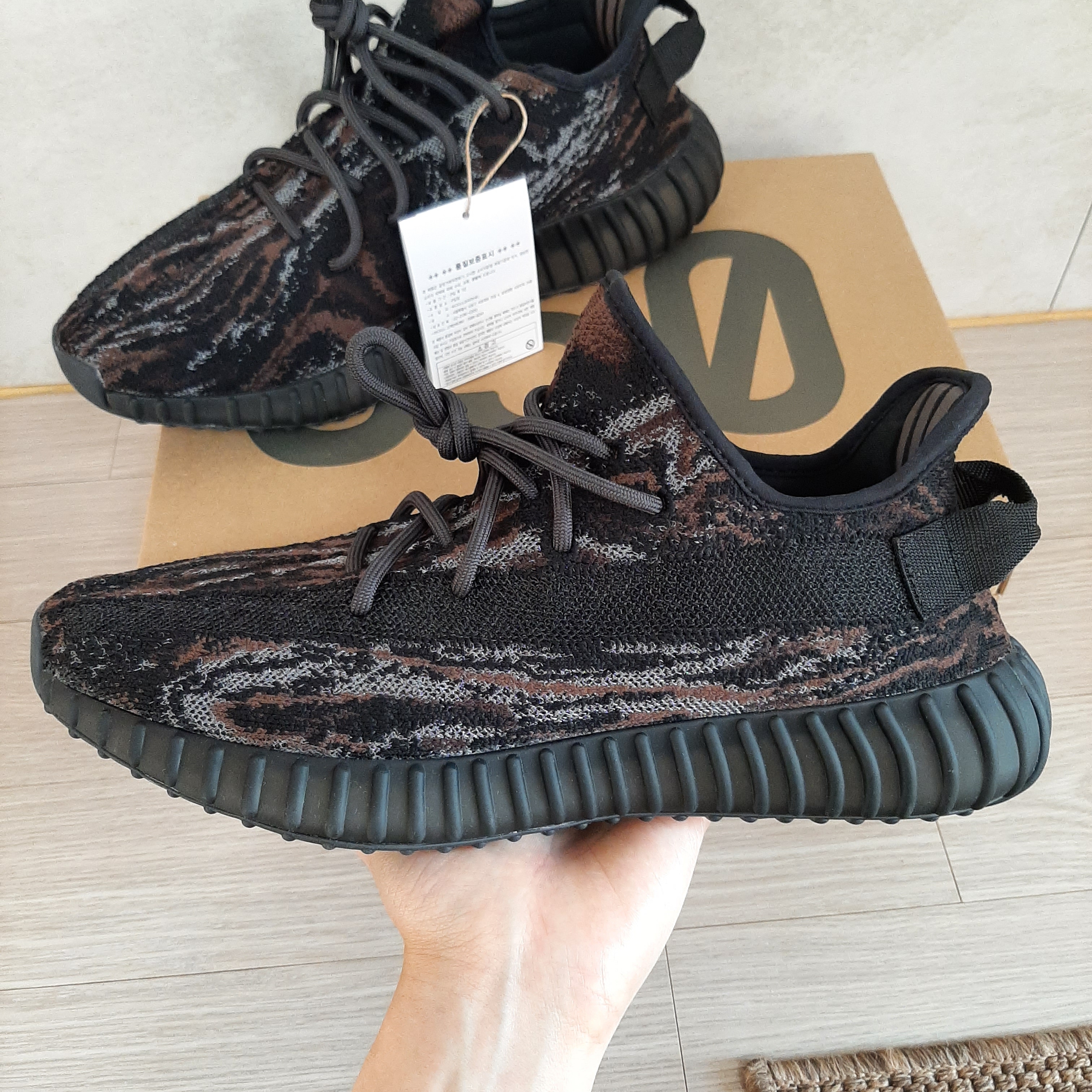 Adidas Yeezy Boost 350 V2 MX Rock 착용 스타일 - 1