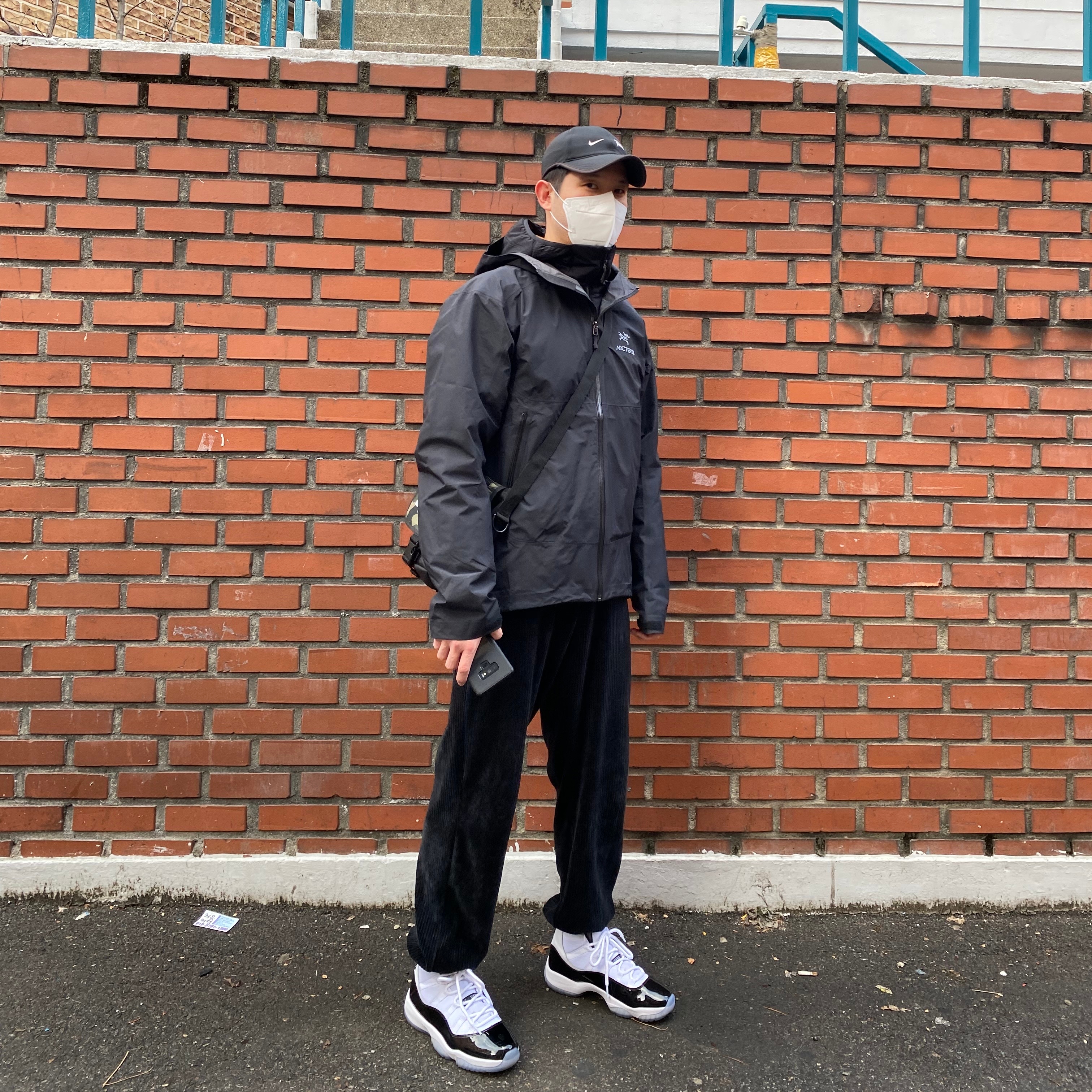 Jordan 11 Retro Concord 2011, Arc'teryx Zeta SL Jacket Black 착용 스타일