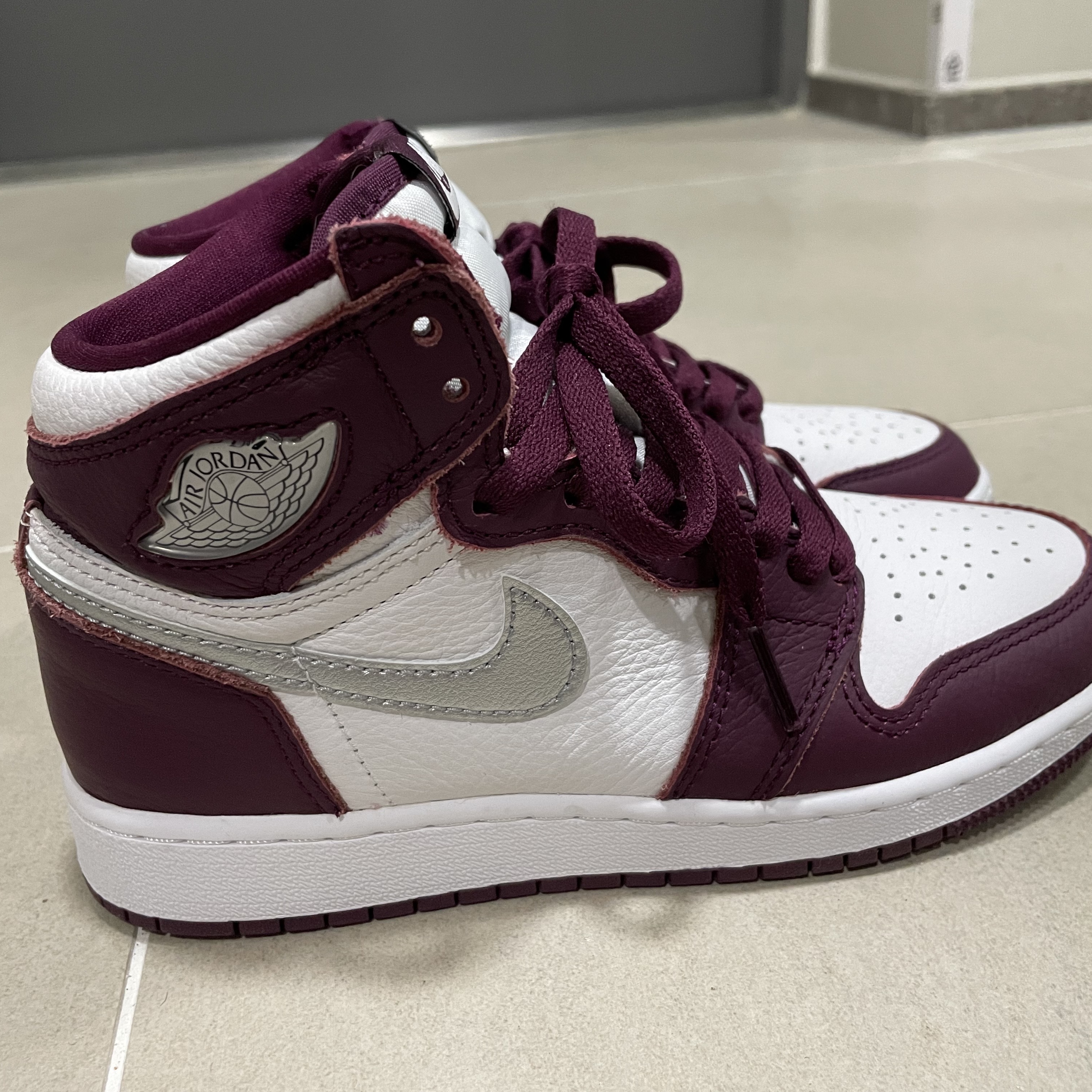(GS) Jordan 1 Retro High OG Bordeaux 착용 스타일 - 2