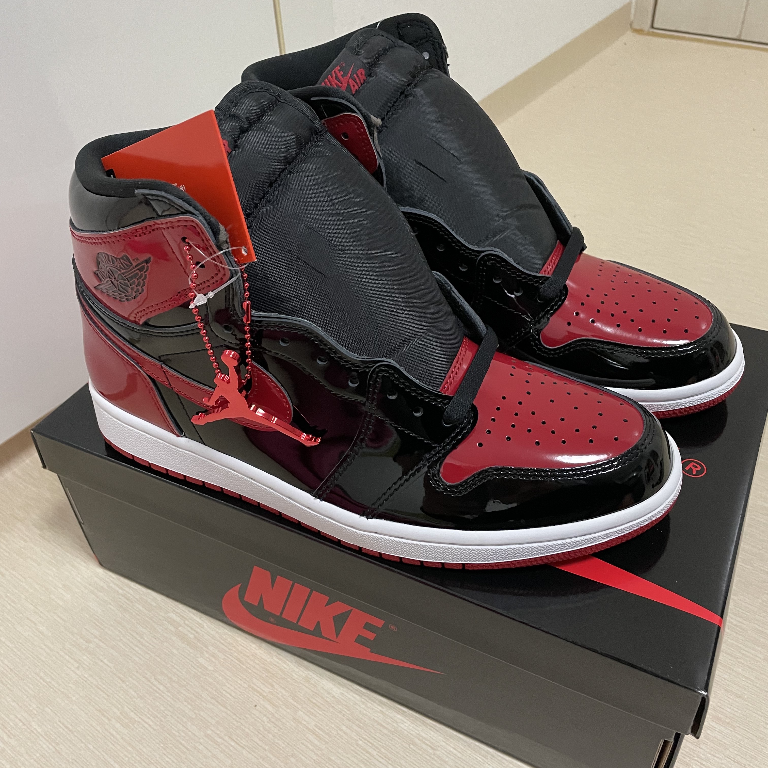 Jordan 1 Retro High OG Patent Bred 착용 스타일 - 3