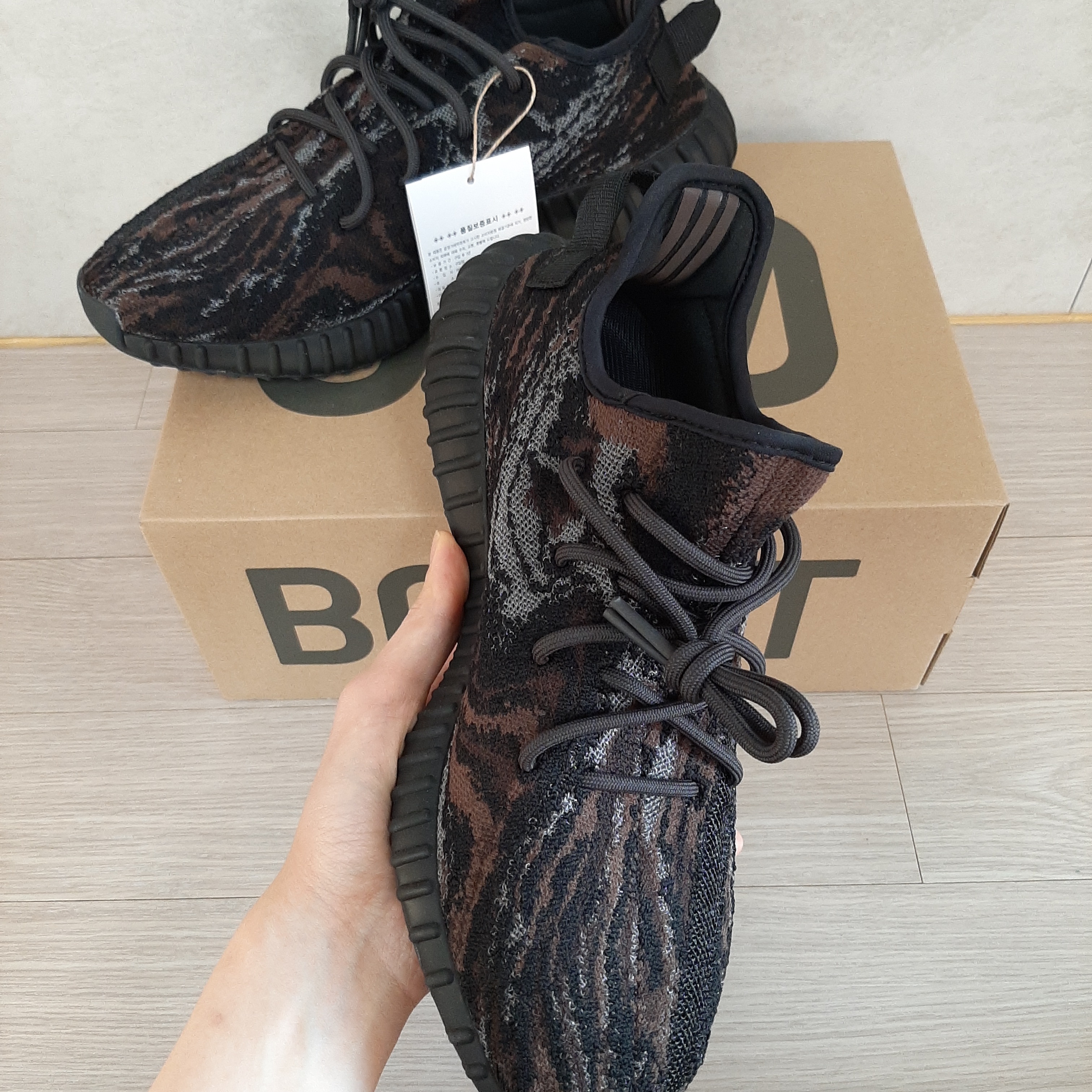 Adidas Yeezy Boost 350 V2 MX Rock 착용 스타일 - 2