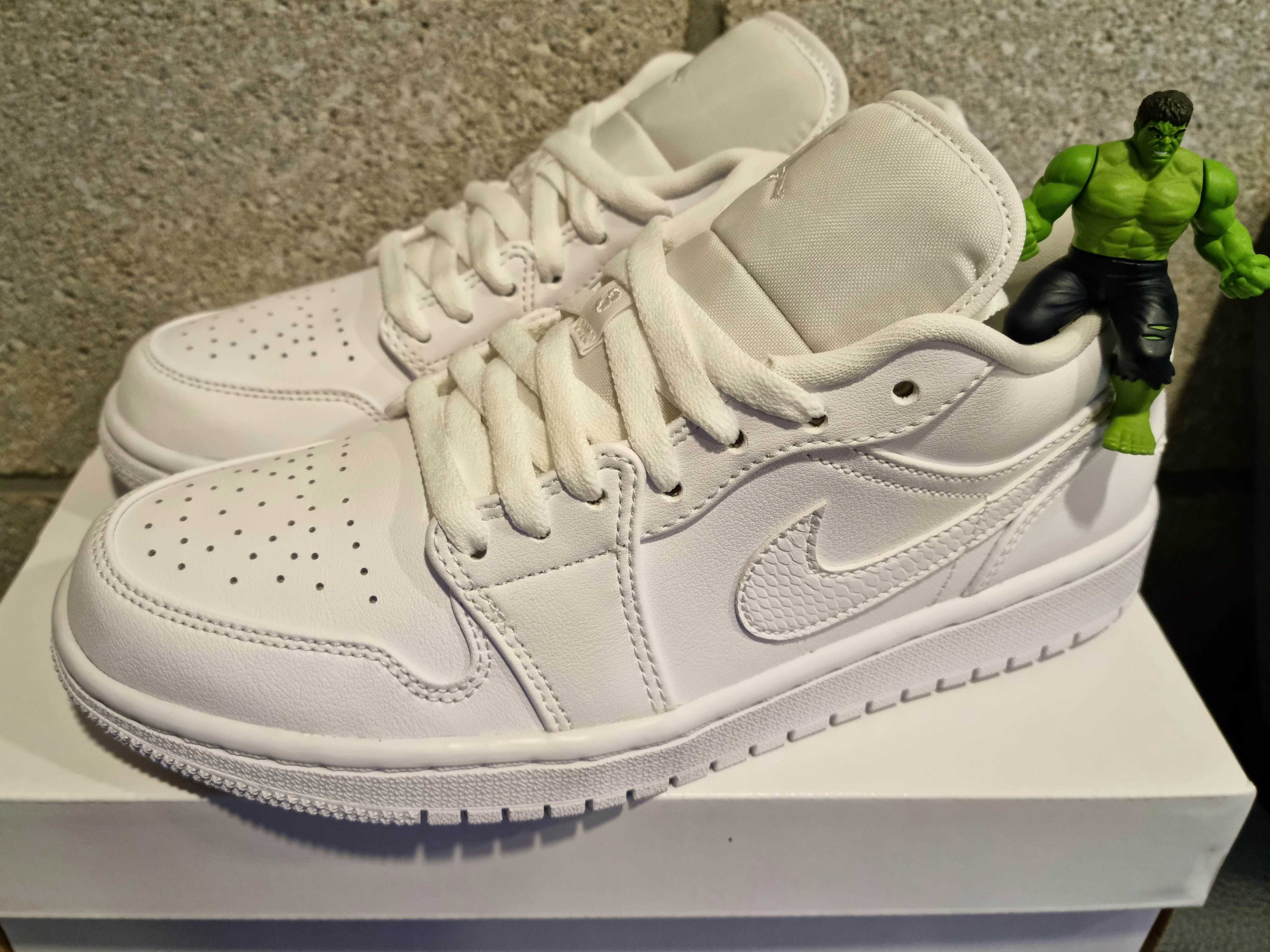 (W) Jordan 1 Low Triple White 2020 착용 스타일 - 1