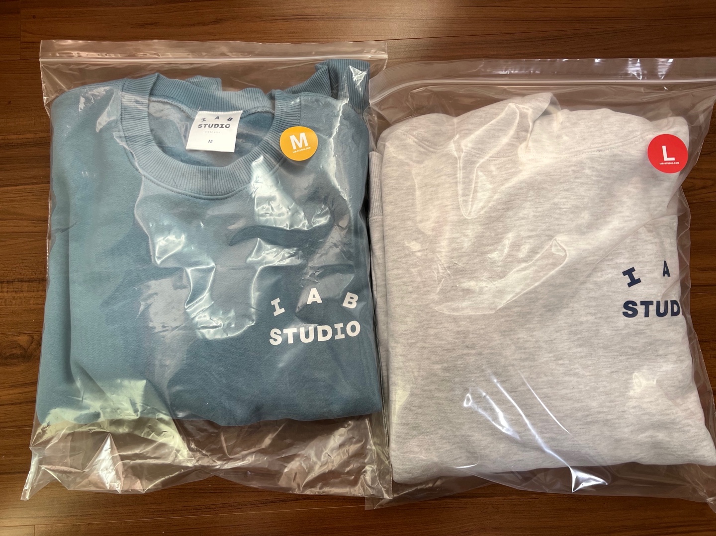 IAB Studio Crewneck Sky Blue, IAB Studio Hoodie Light Gray 착용 스타일