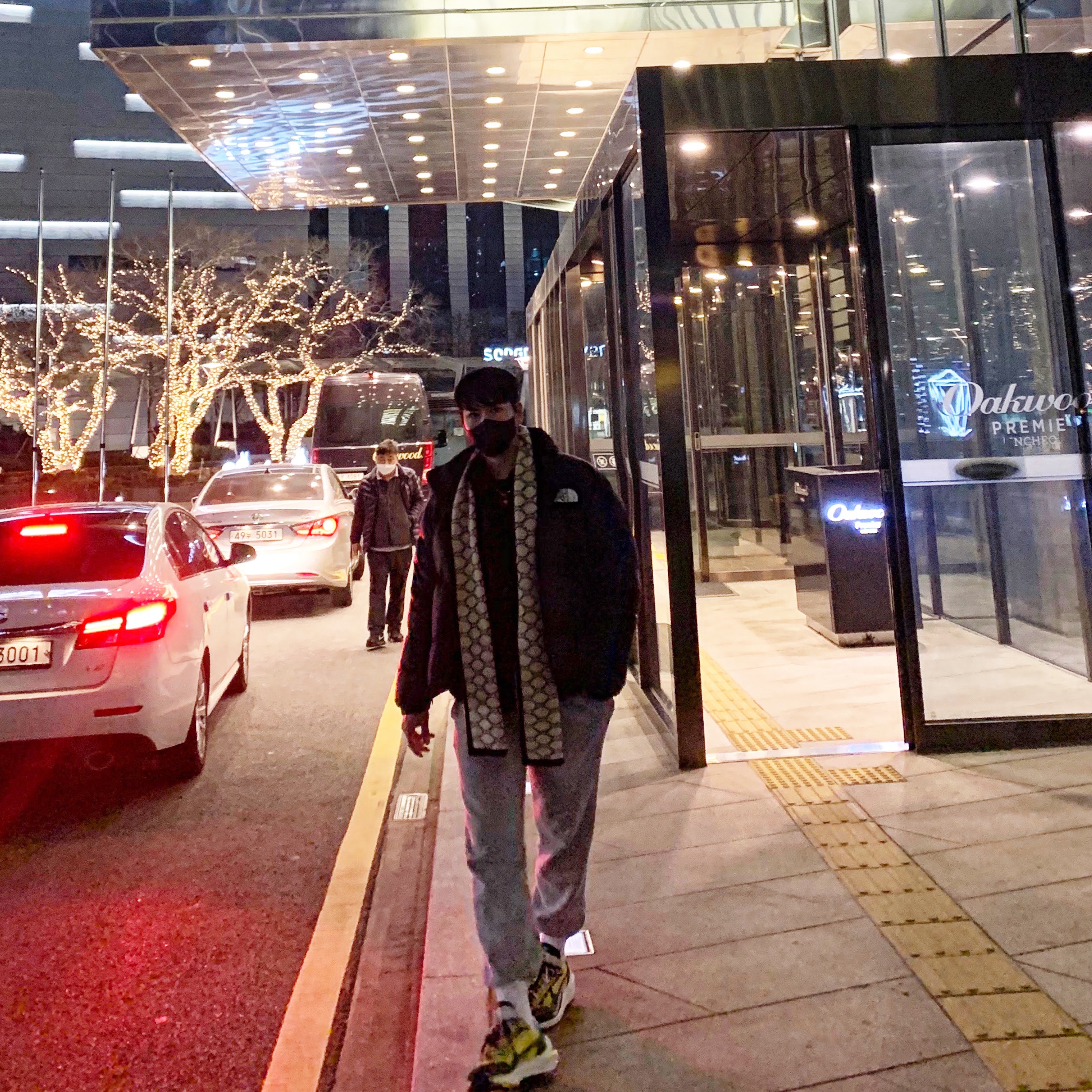 Nike x Sacai VaporWaffle Tour Yellow & Gorge Green Sail 착용 스타일