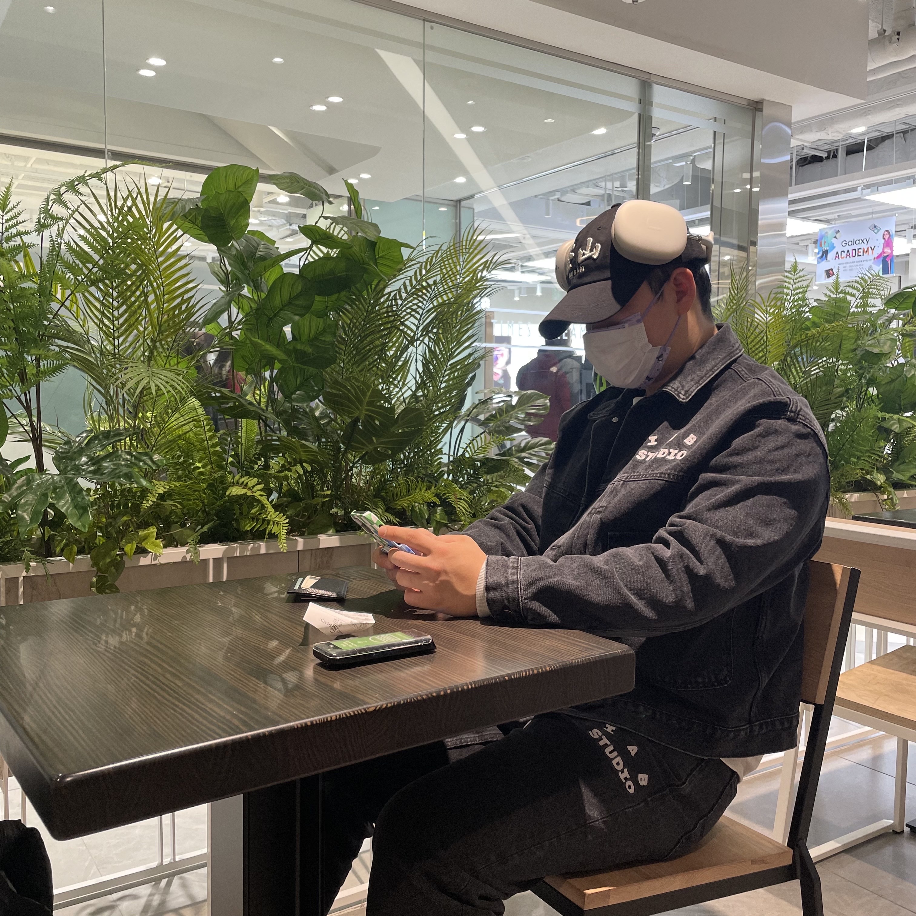 IAB Studio x Lee Denim Jacket Black, IAB Studio x Lee Denim Jeans Black 착용 스타일