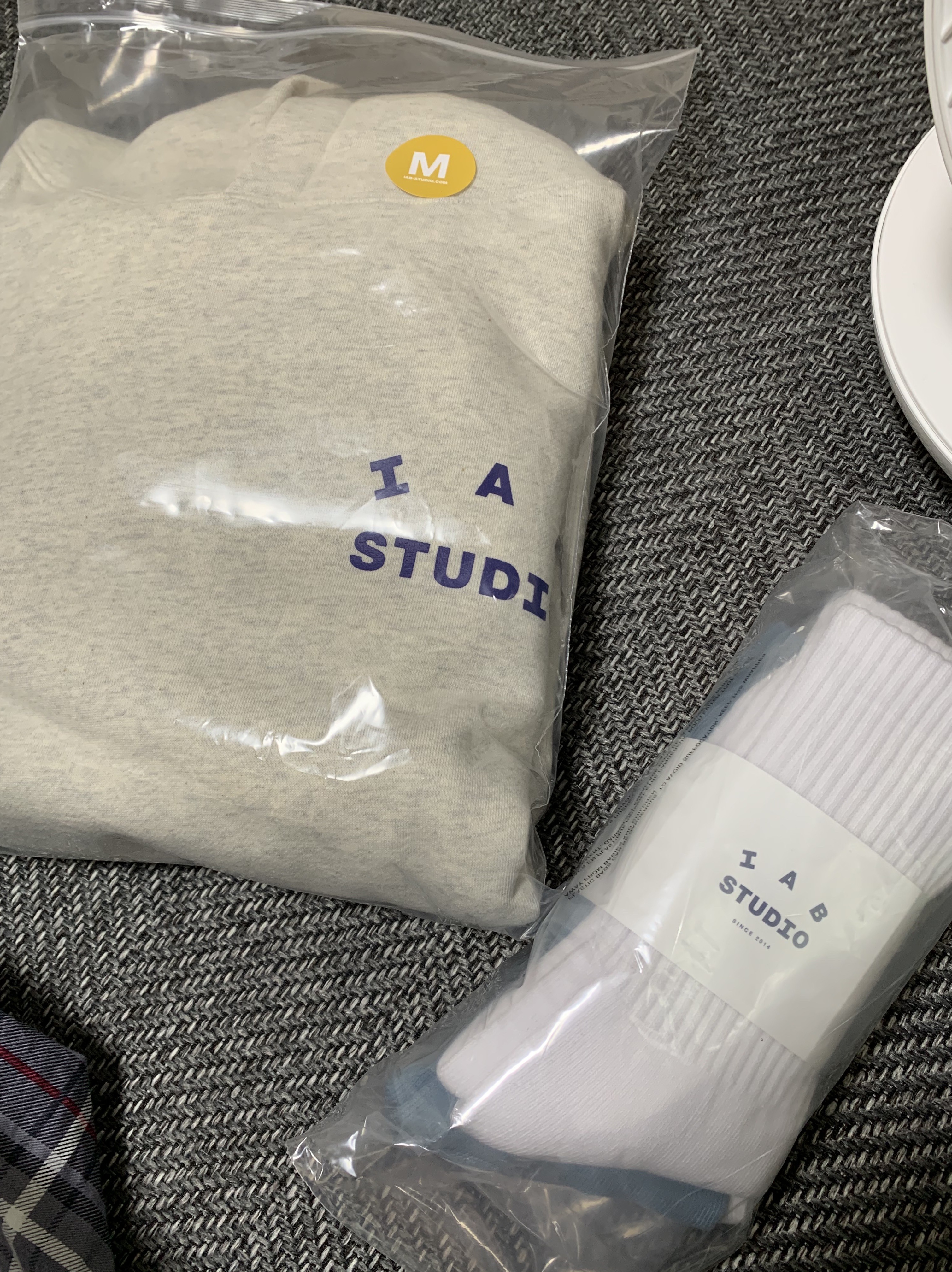 IAB Studio Hoodie Oatmeal Gray - 21SS, IAB Studio White & Ash Blue Socks (3 Pack) 착용 스타일 - 1