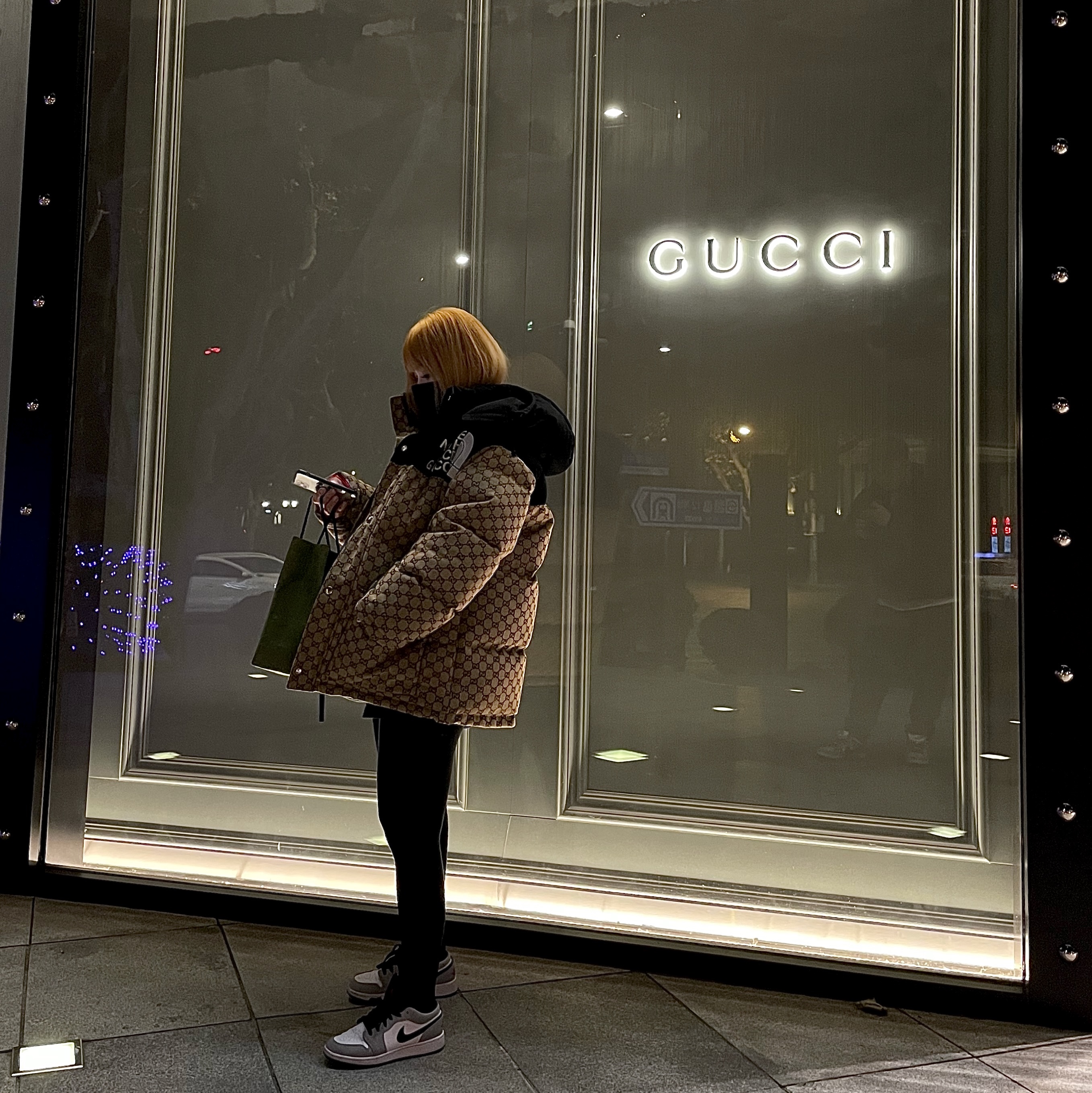 (W) Gucci x The North Face GG Padded Jacket Beige Ebony, (GS) Jordan 1 Low Light Smoke Grey 착용 스타일 - 1
