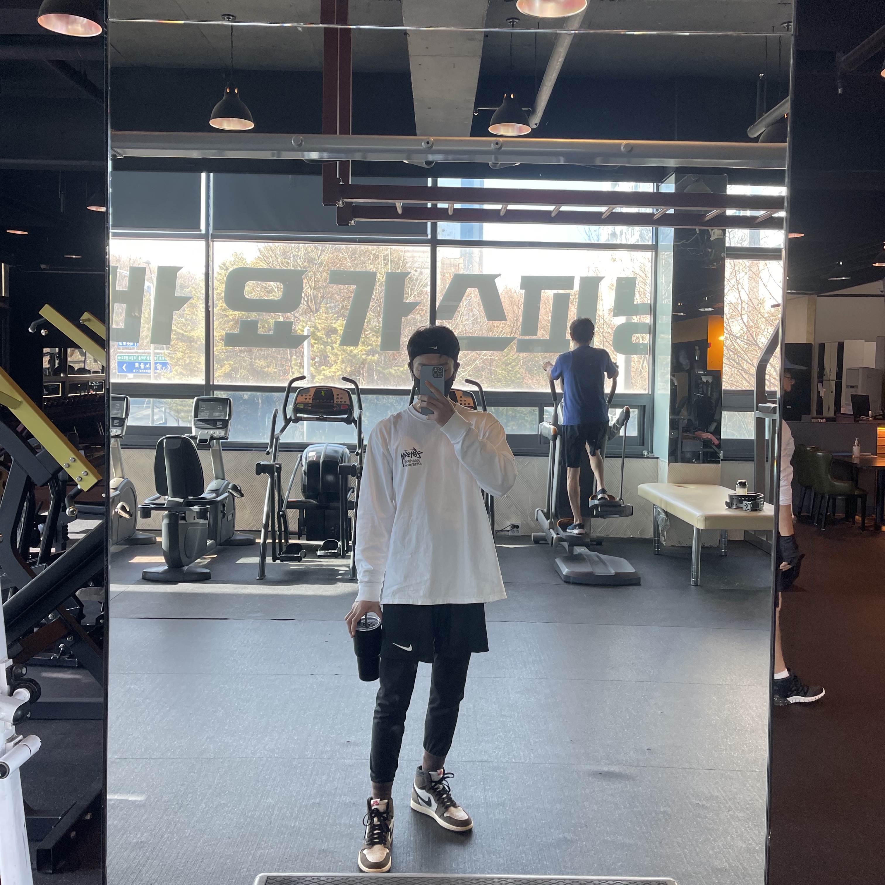 Stussy Stock DSM London LS T-Shirt White, Jordan 1 x Travis Scott Retro High OG SP Mocha 착용 스타일