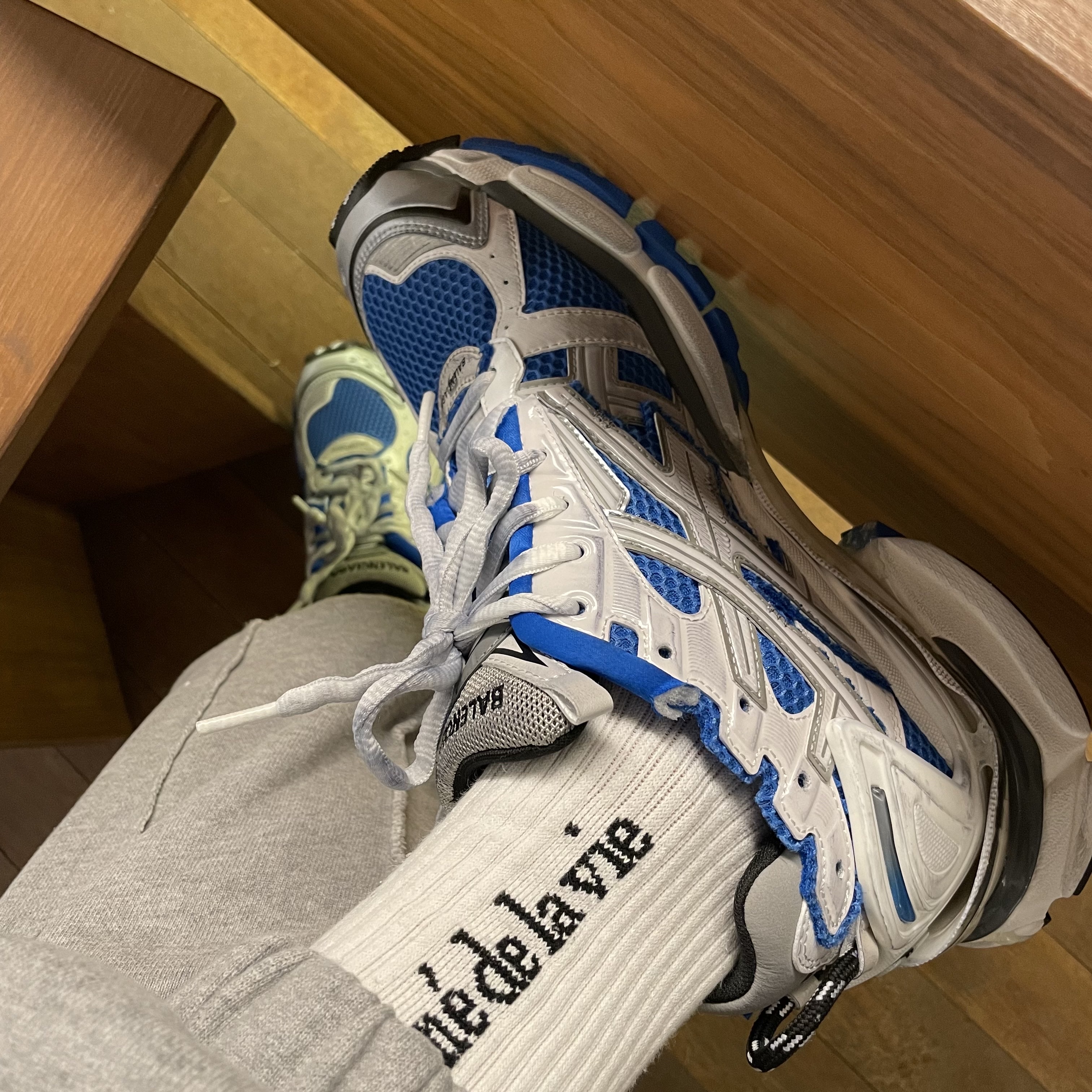Balenciaga Runner Sneakers Blue White 착용 스타일