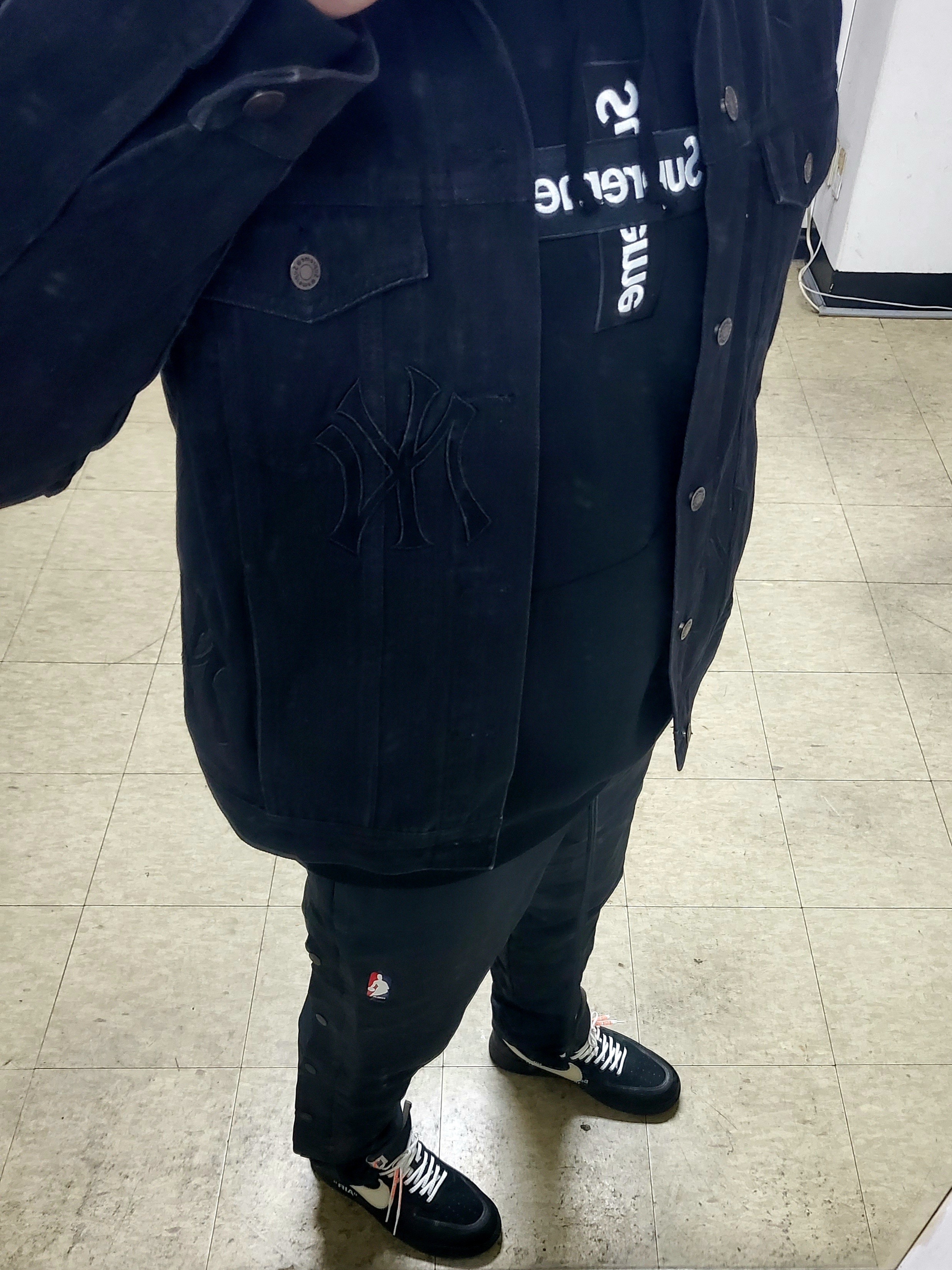 Nike x Fear of God Warm Up Pants Off Noir, Supreme x New York Yankees Denim Trucker Jacket Washed Black - 21FW 착용 스타일 - 1