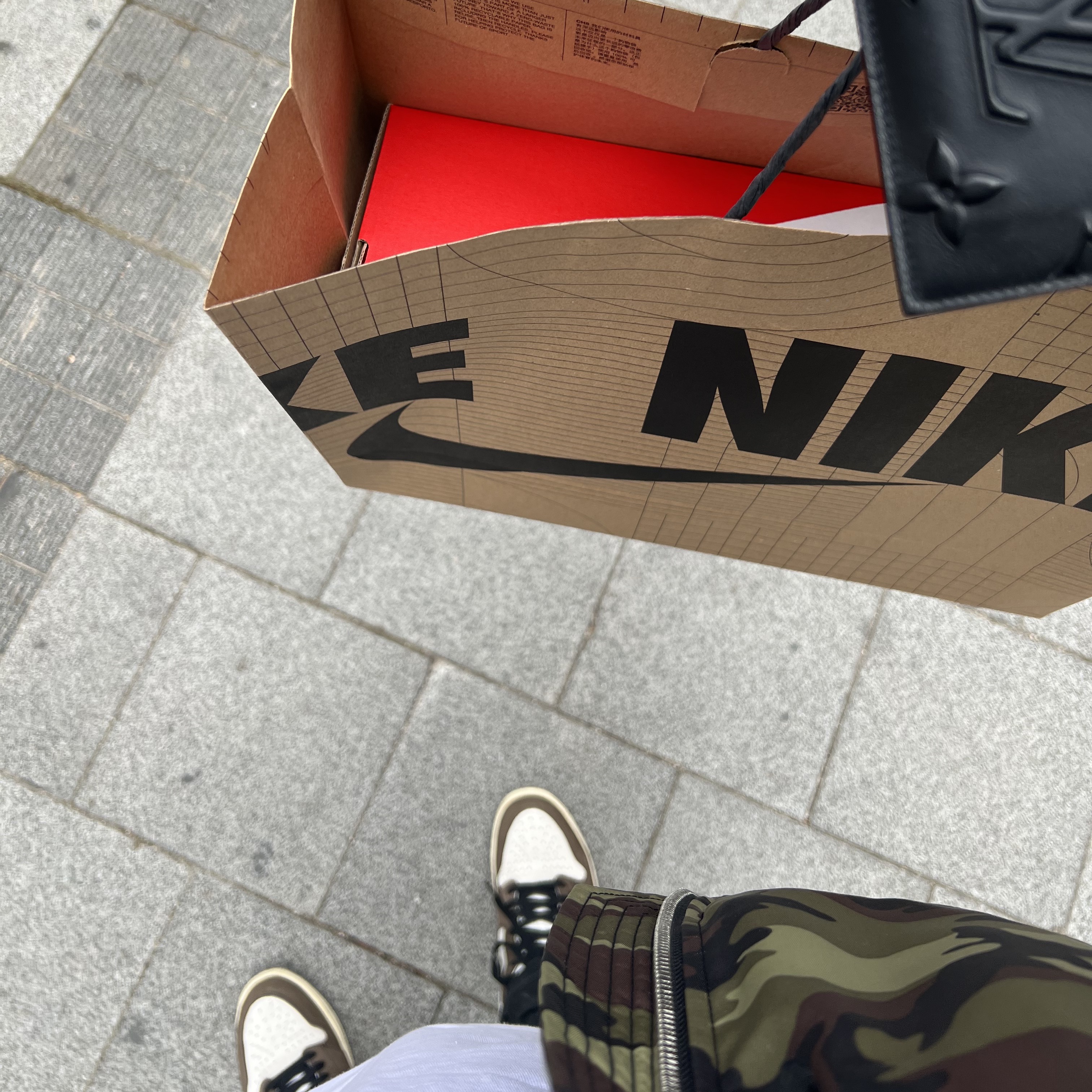 Jordan 1 x Travis Scott Retro High OG SP Mocha, Stussy Basic Stussy LS T-Shirt White 2021 착용 스타일