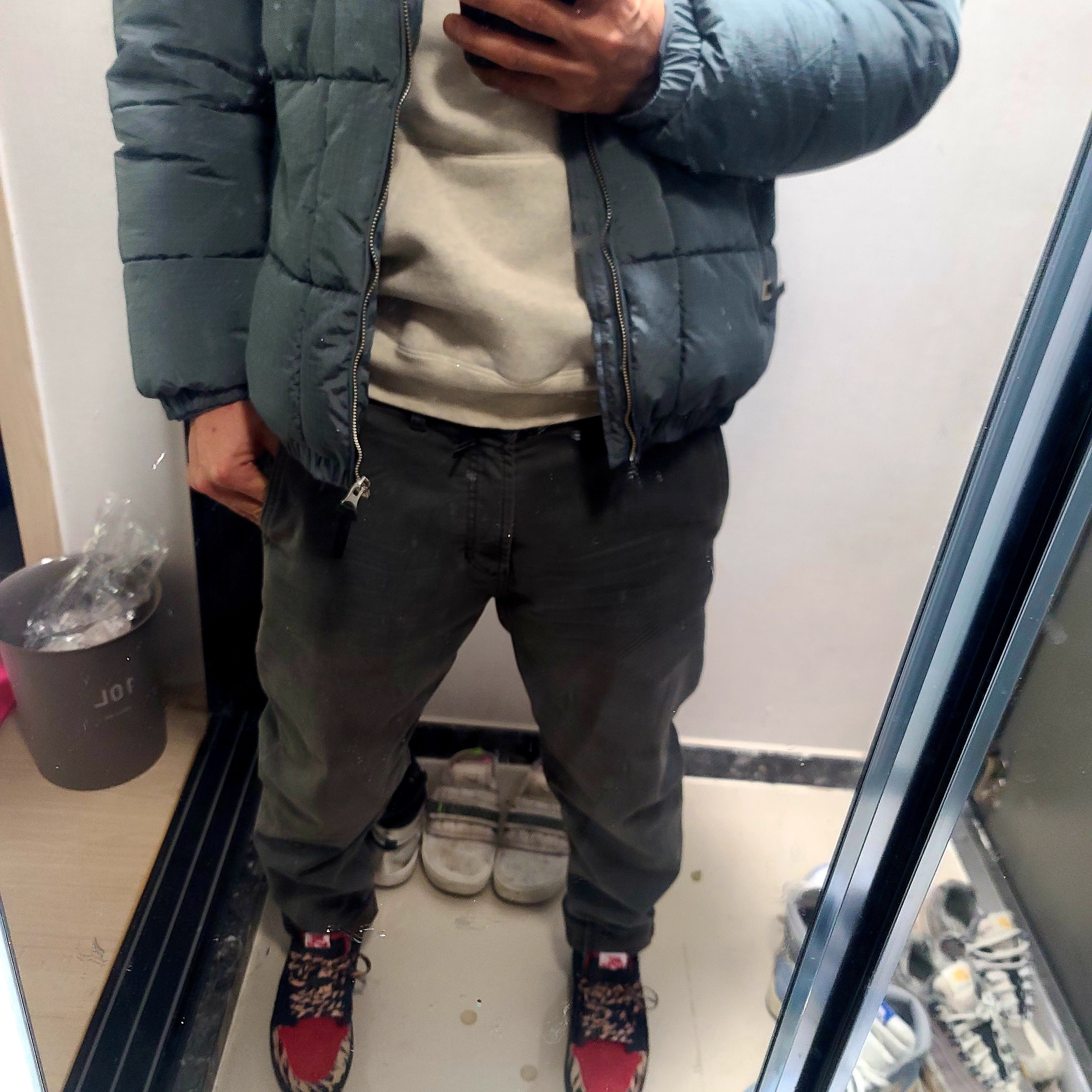 IAB Studio Hoodie Light Gray, Jordan 1 x SoleFly Retro Low OG SP Black and Sport Red 착용 스타일