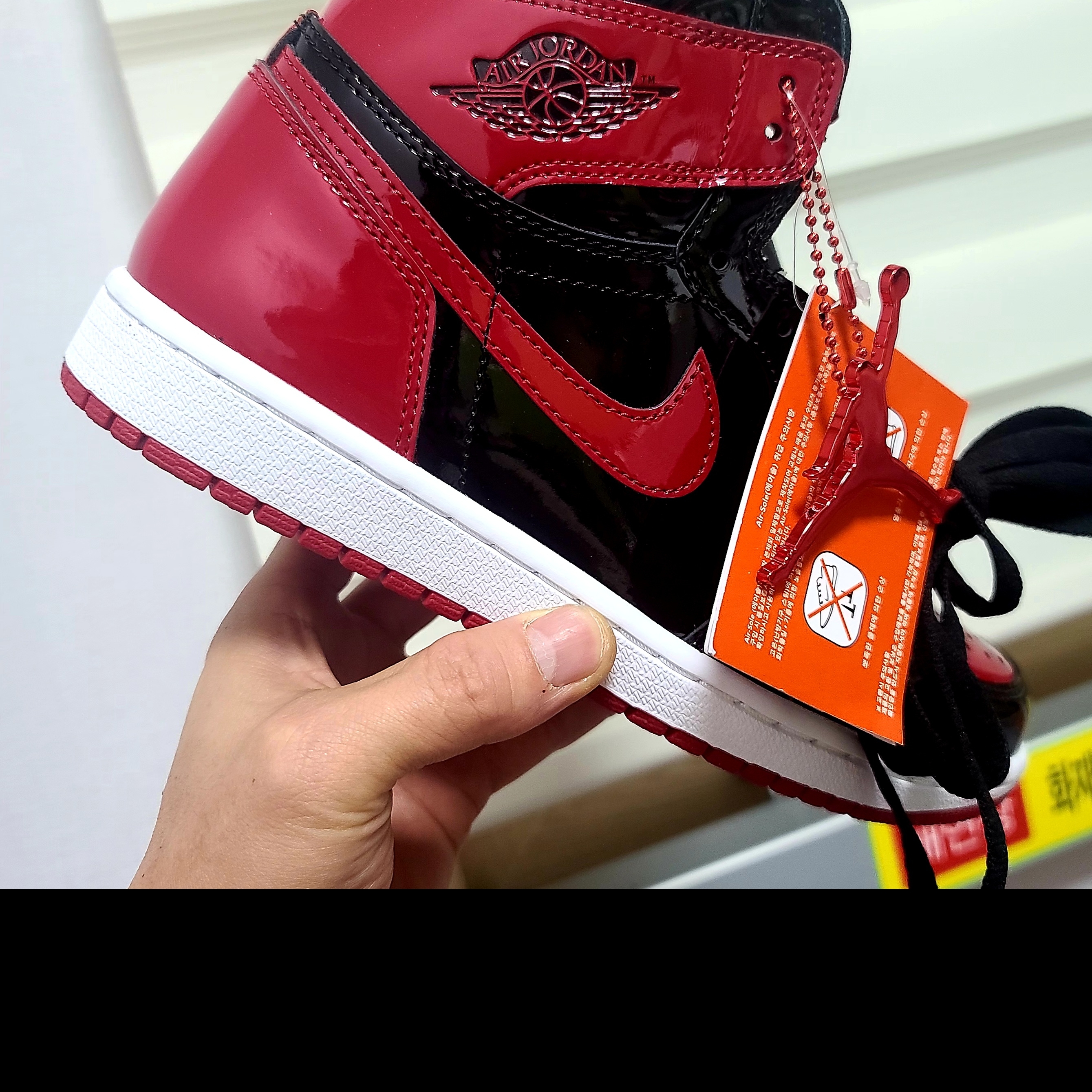 Jordan 1 Retro High OG Patent Bred, Jordan 1 x SoleFly Retro Low OG SP Black and Sport Red 착용 스타일 - 2