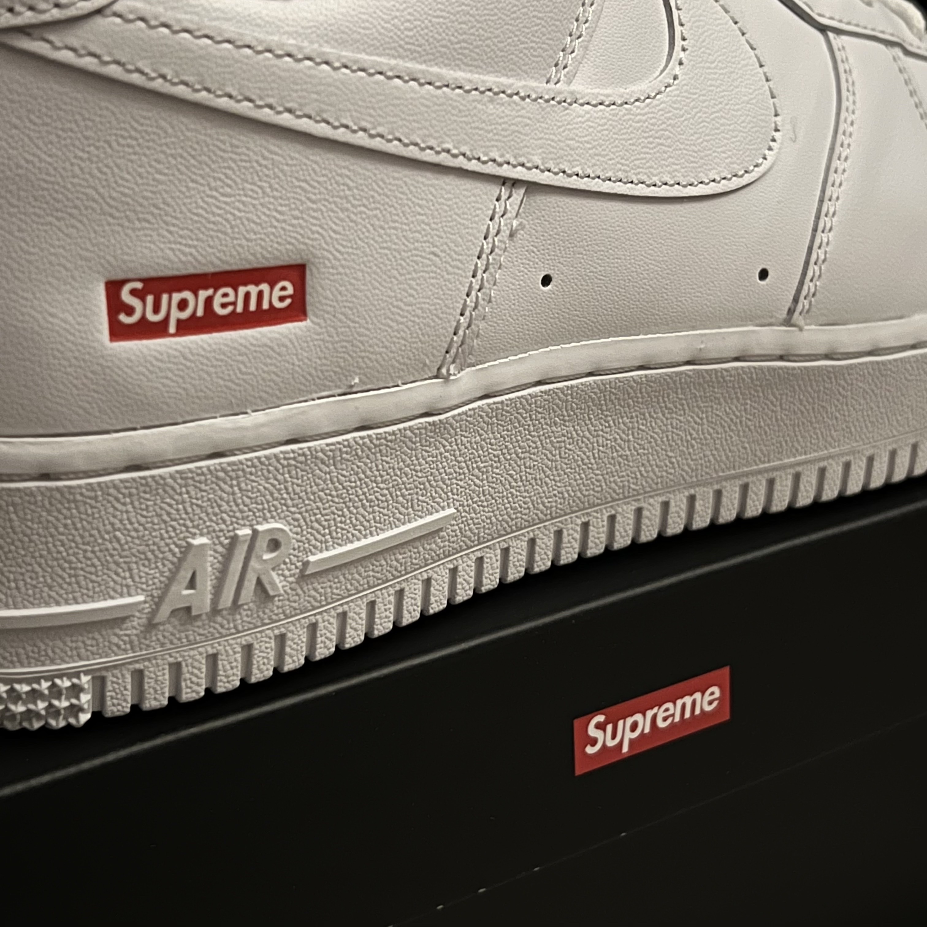 Nike x Supreme Air Force 1 Low White 착용 스타일