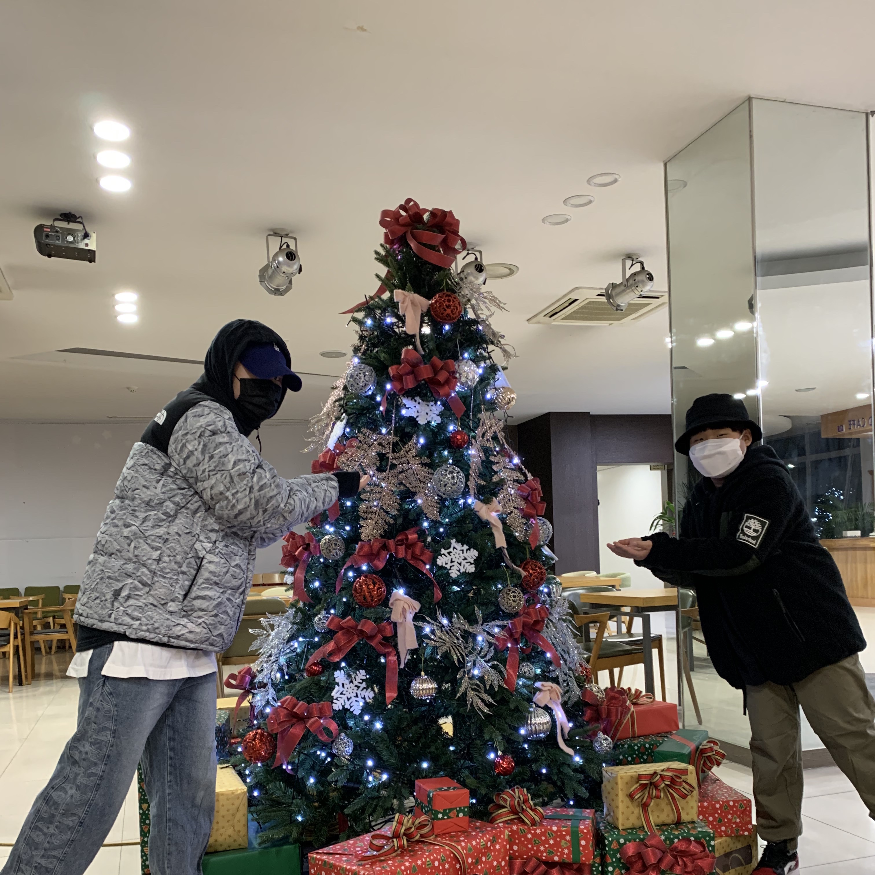 The North Face White Label Novelty Nuptse Down Jacket White, Jordan 1 Low Bred Toe 착용 스타일