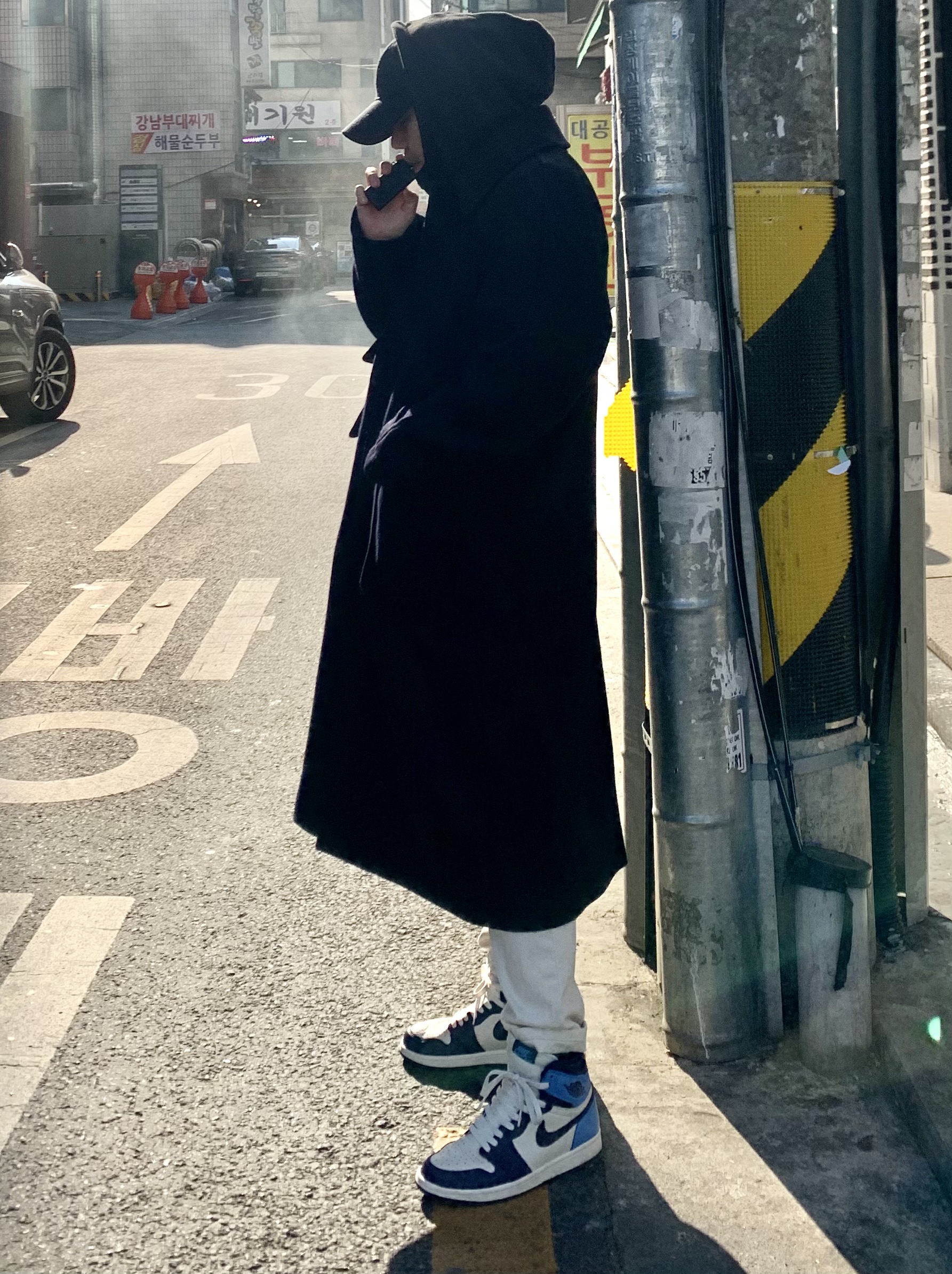 Jordan 1 Retro High Obsidian UNC, Essentials The Core Collection Pullover Hoodie Black 착용 스타일 - 1