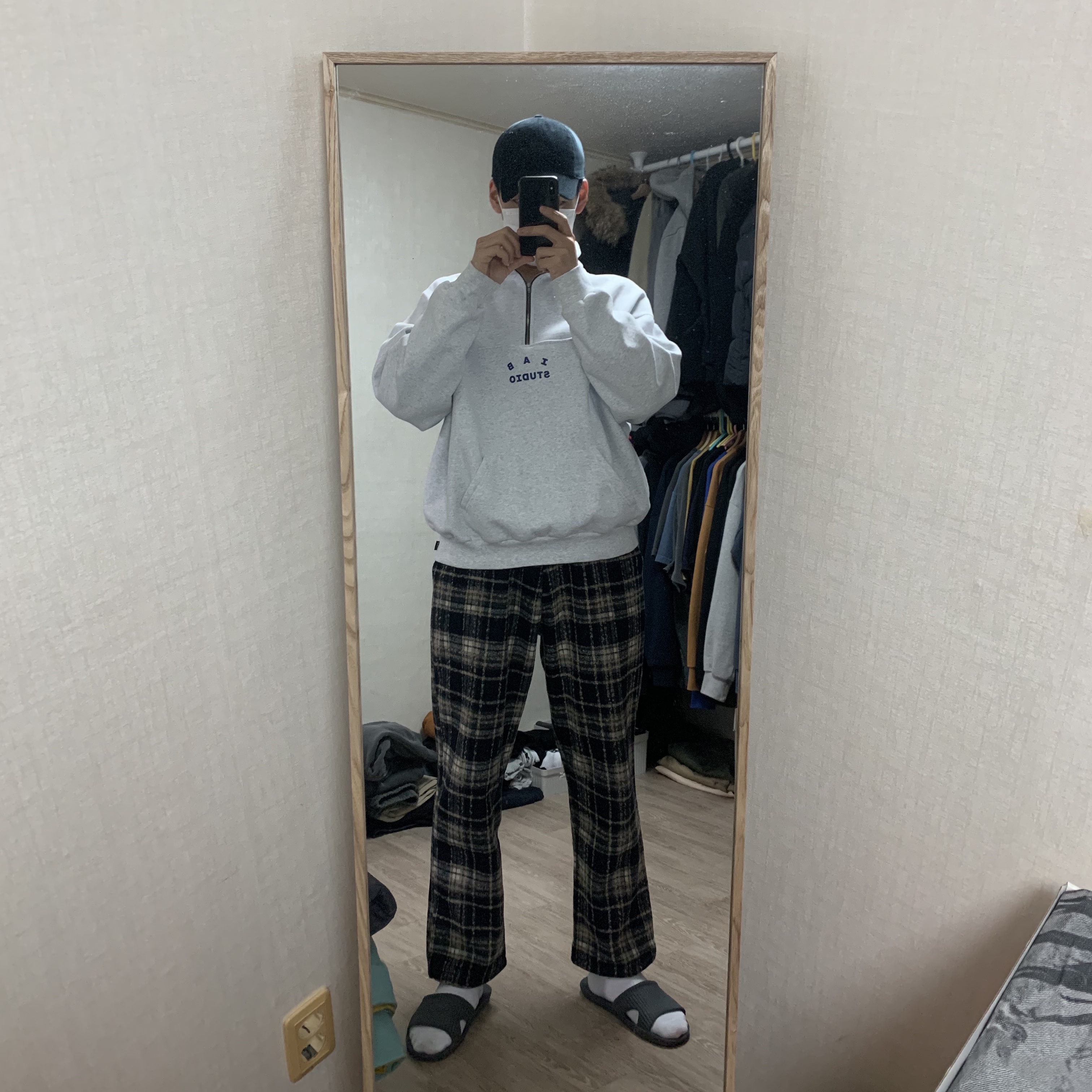IAB Studio Half Zip Pullover Light Gray 착용 스타일