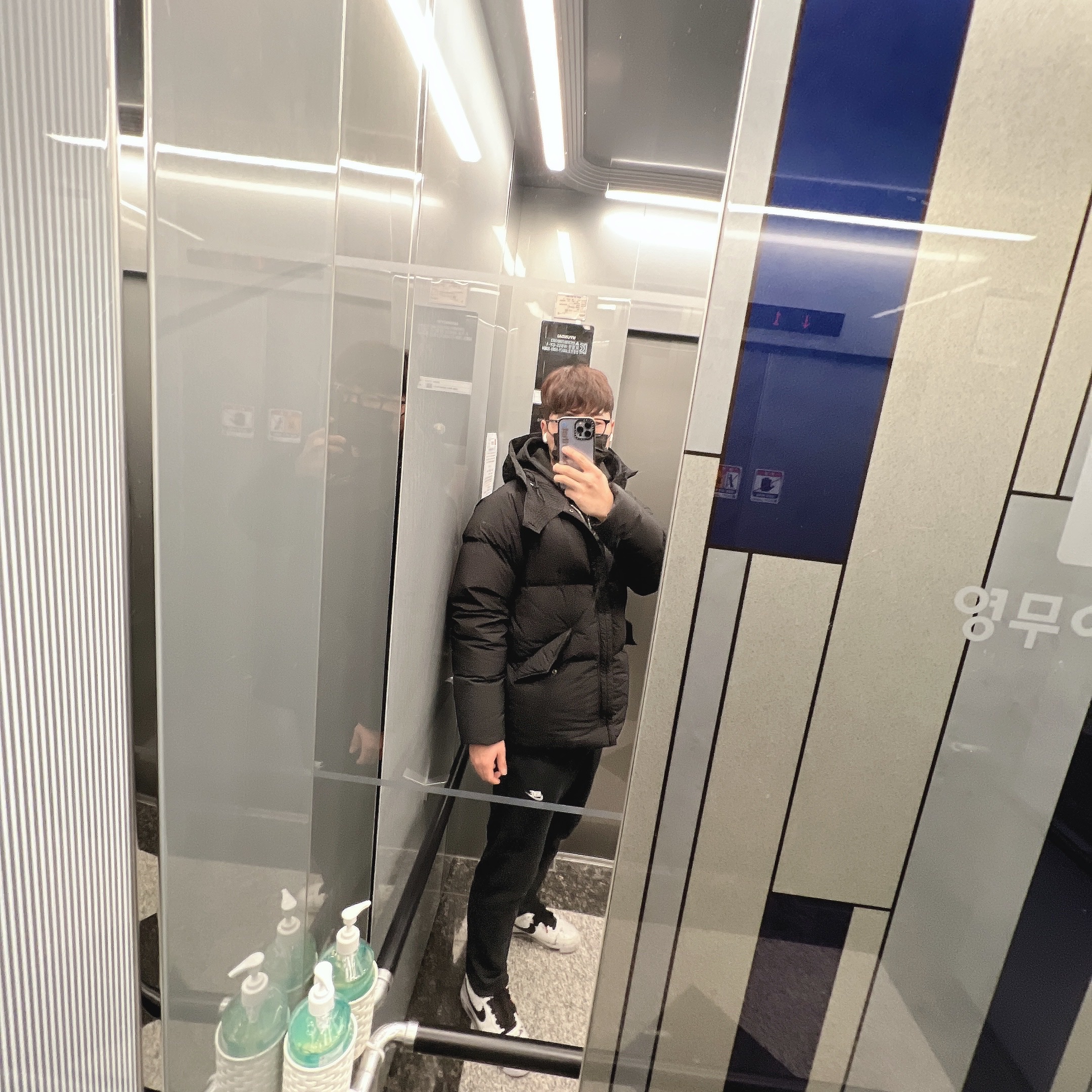 Ten C Artic Down Parka Black, Stussy World Tour Zip Hoodie Black 2021 착용 스타일 - 3
