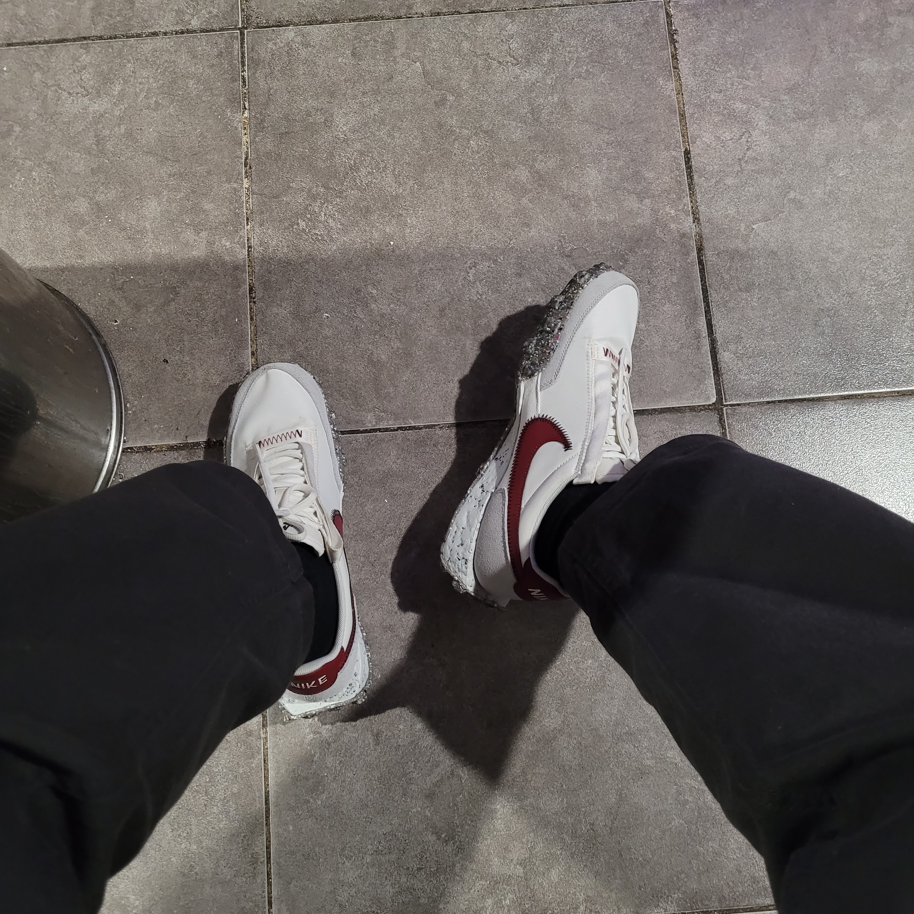 (W) Nike Waffle Racer Crater Summit White Team Red 착용 스타일