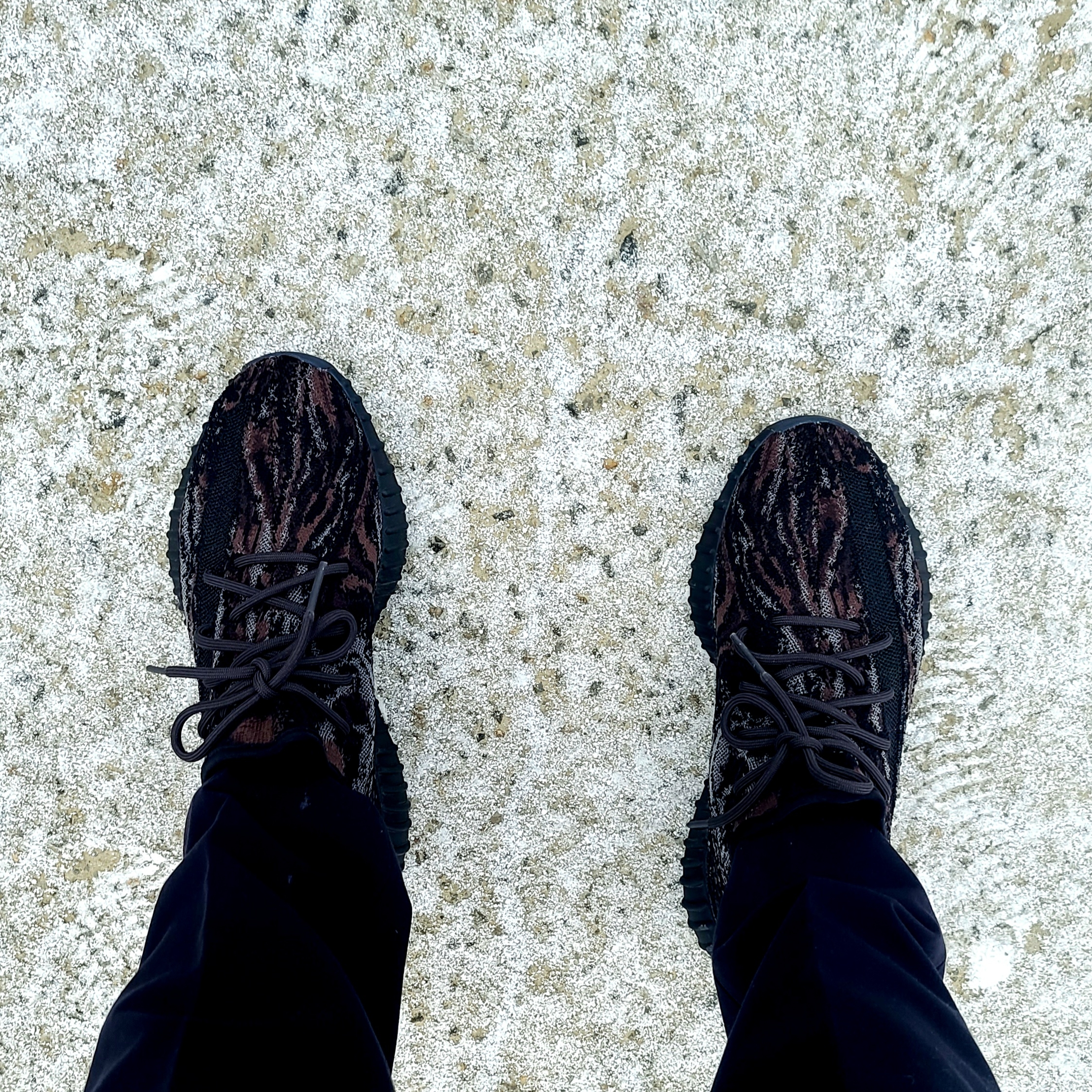 Adidas Yeezy Boost 350 V2 MX Rock 착용 스타일