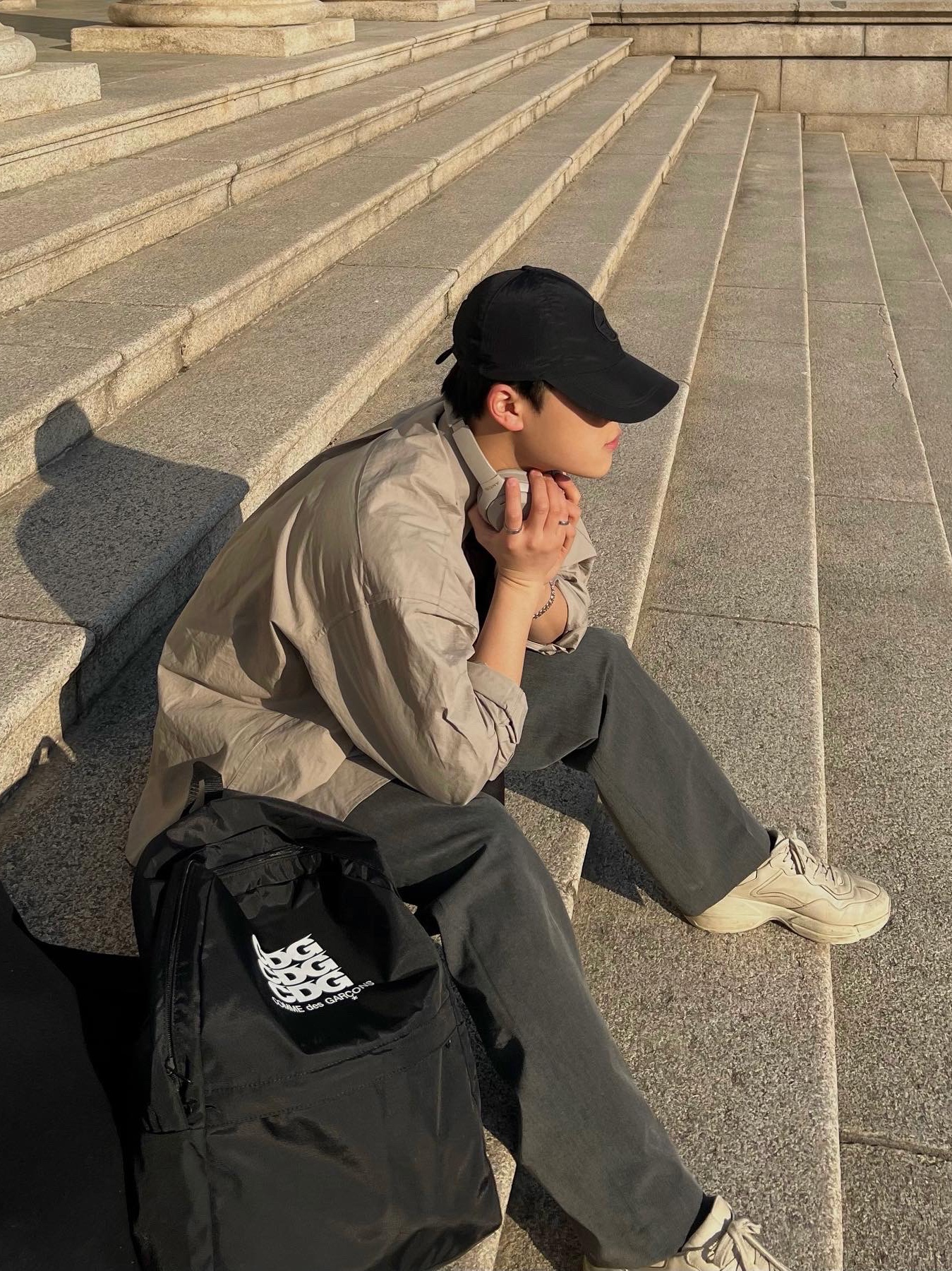 Gucci Rhyton Leather Sneakers Distressed Ivory, CDG Backpack Black 착용 스타일 - 5