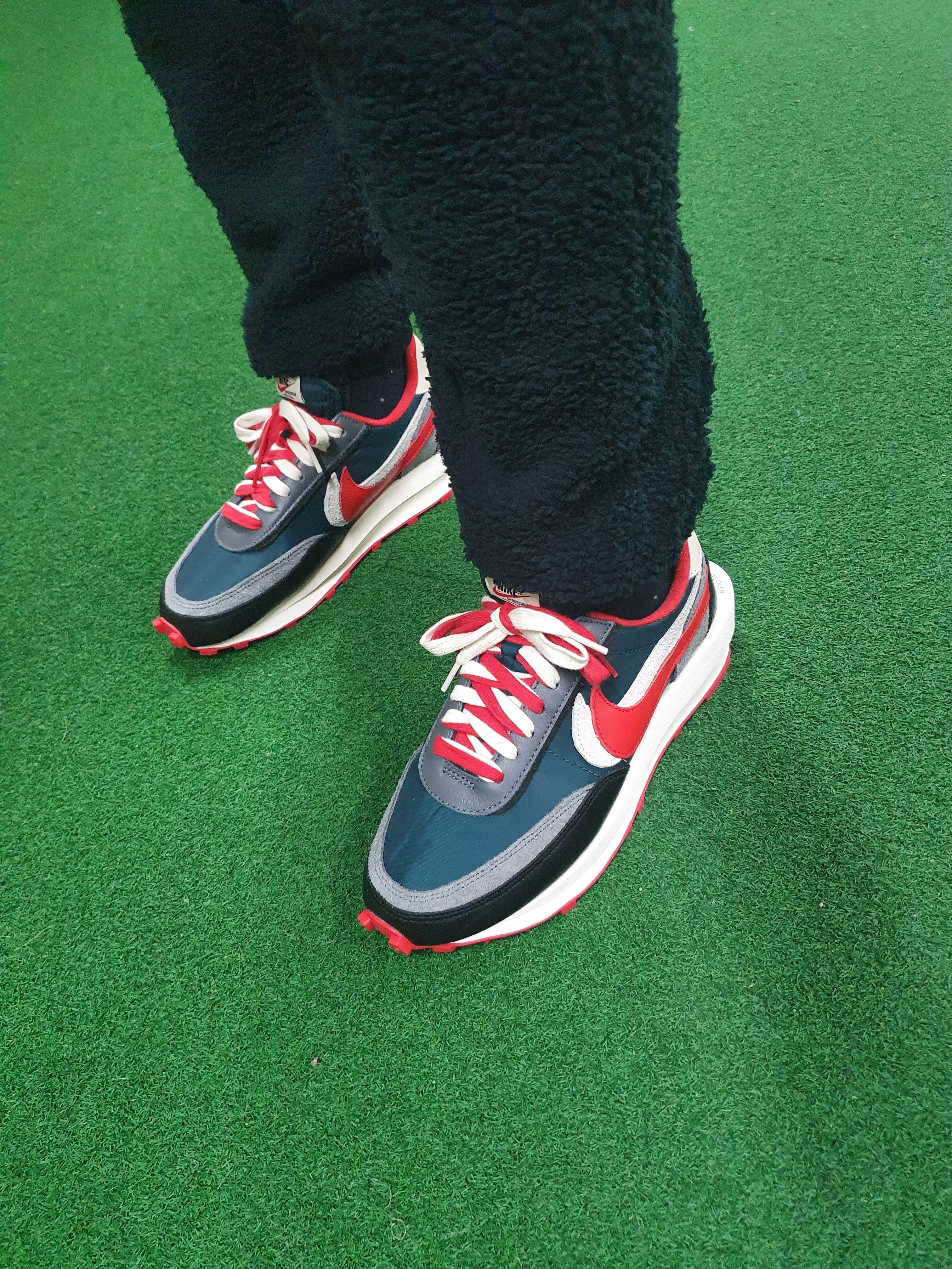 Nike x Sacai x Undercover LDWaffle Midnight Spruce University Red 착용 스타일 - 3