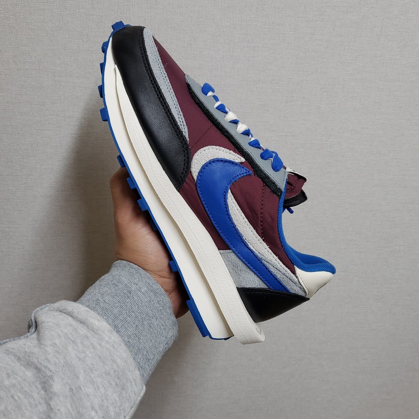 Nike x Sacai x Undercover LDWaffle Night Maroon Team Royal 착용 스타일 - 2