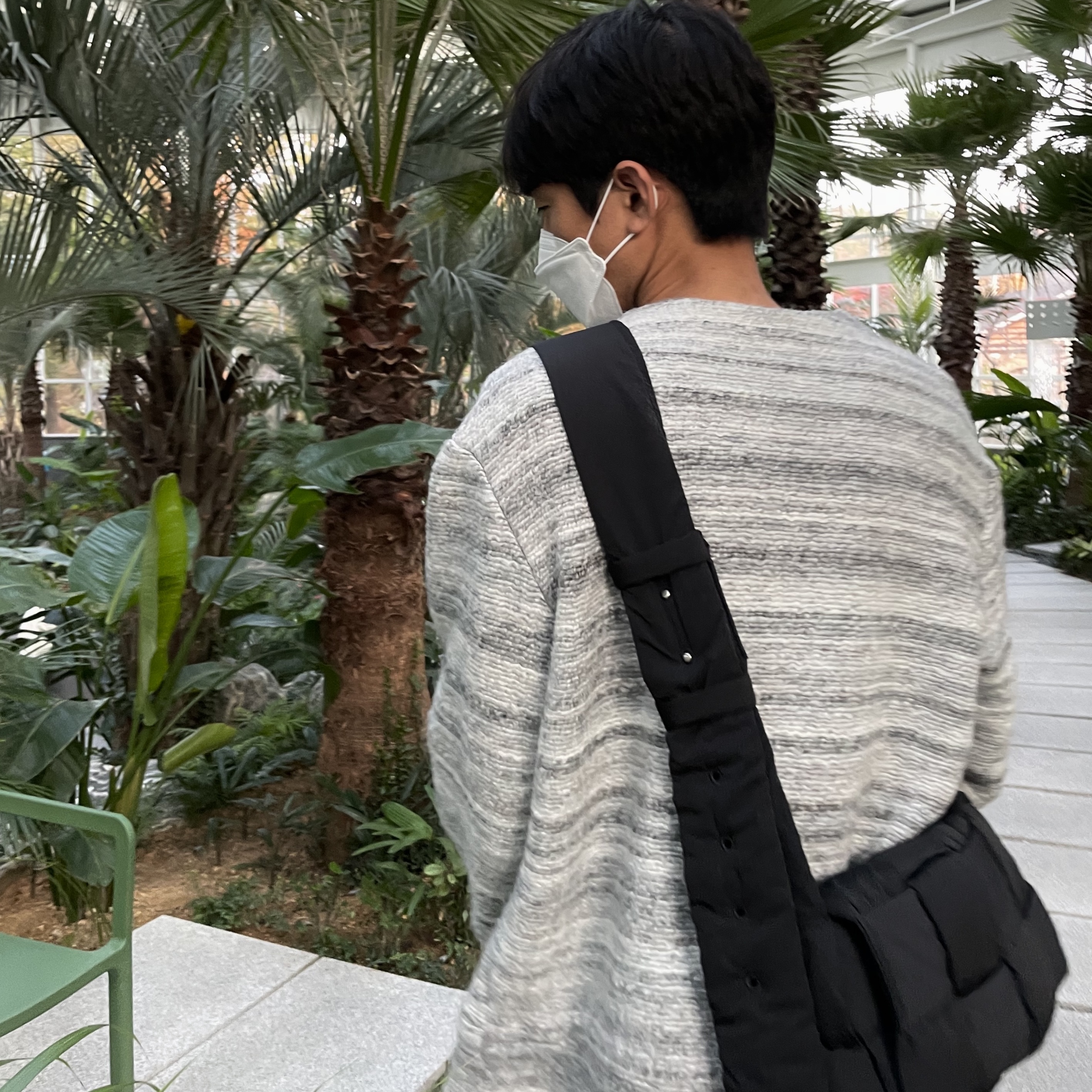 Bottega Veneta Padded Tech Cassette Black 착용 스타일 - 1
