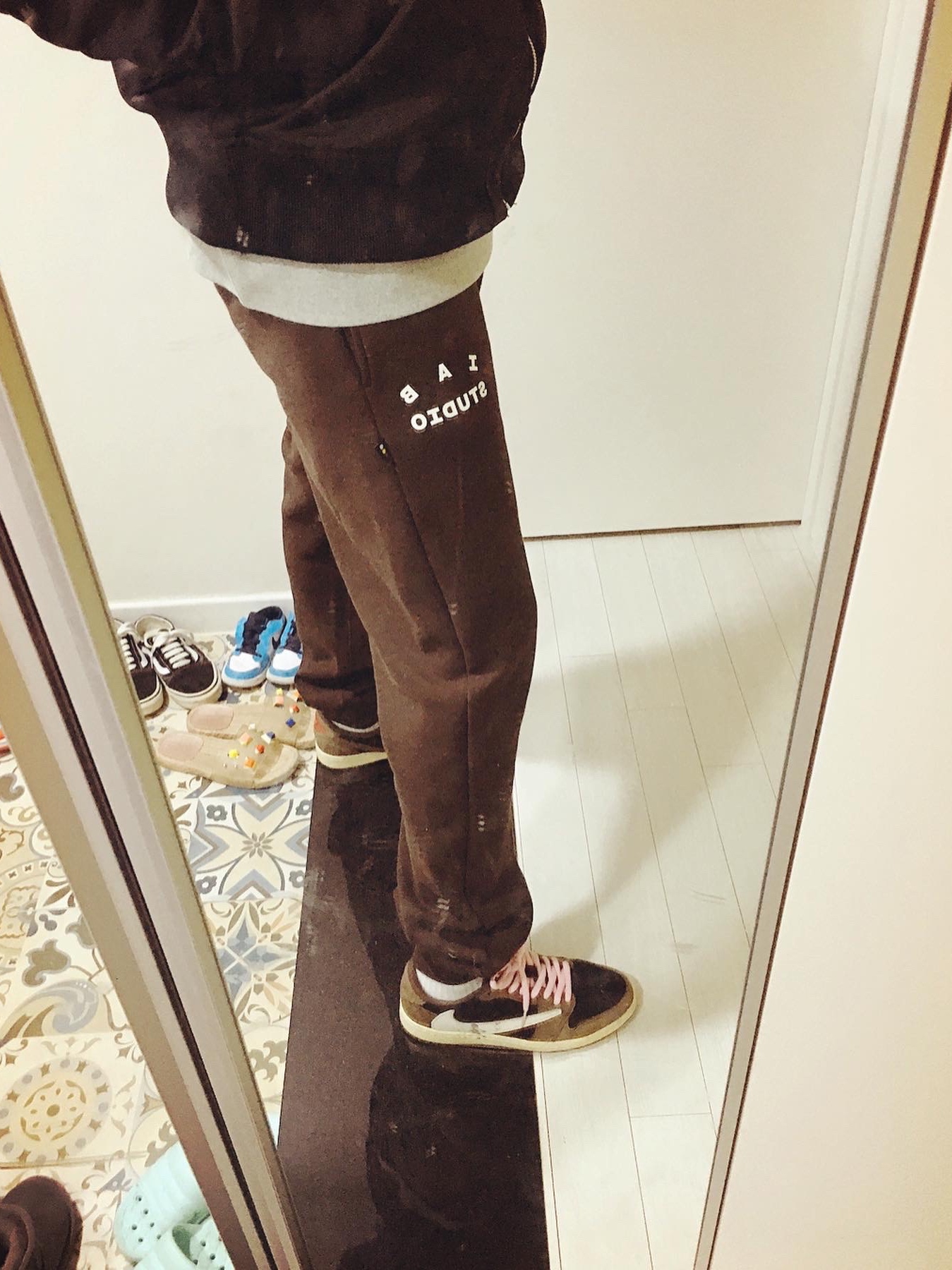 Jordan 1 x Travis Scott Retro Low OG SP Mocha, IAB Studio Sweatpants Brown 착용 스타일 - 3