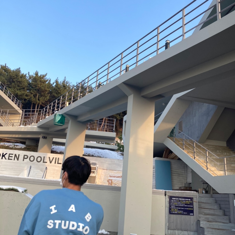 IAB Studio Crewneck Sky Blue, (W) New Balance 993 Made in USA Grey - B Standard 착용 스타일 - 2
