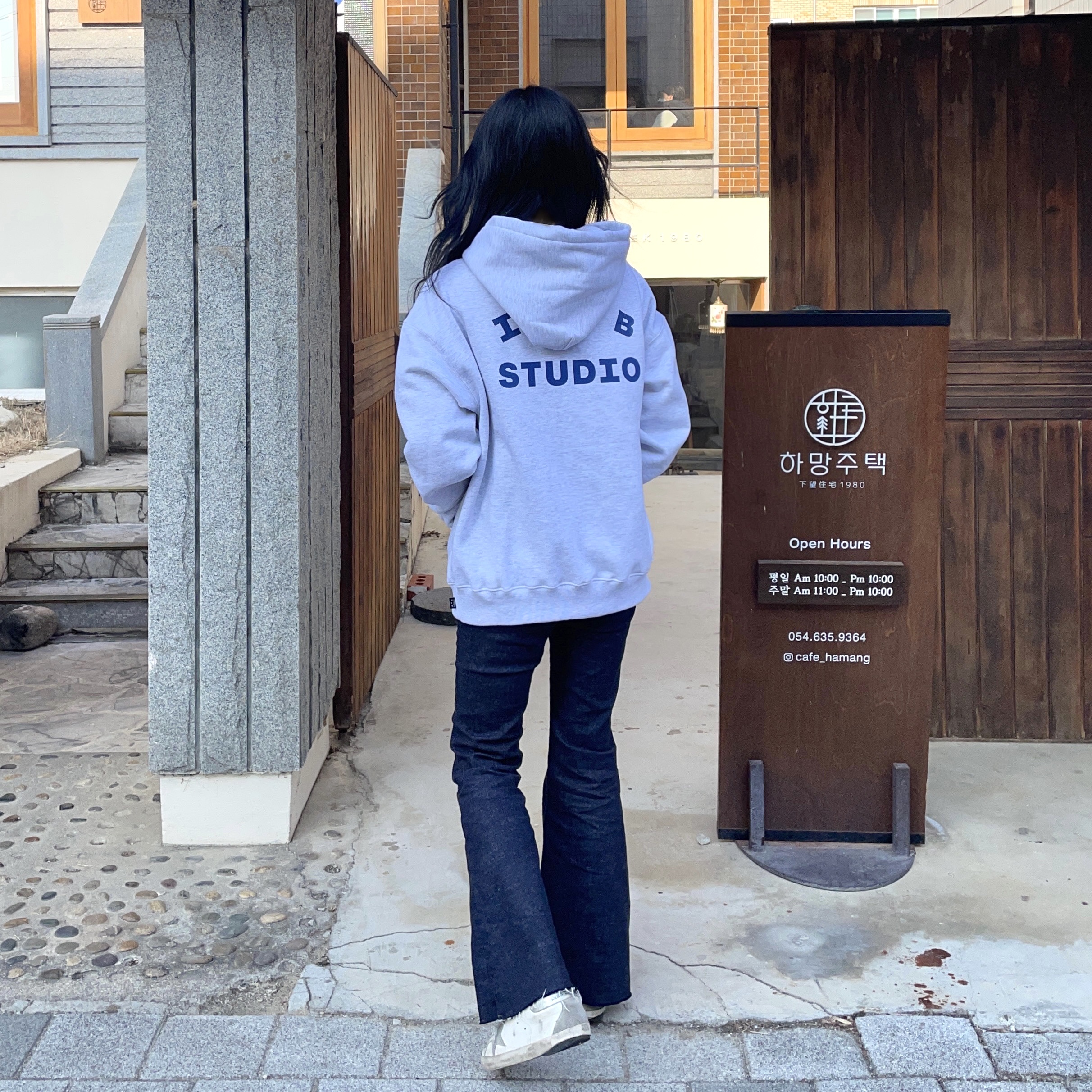 IAB Studio Hoodie Light Gray 착용 스타일