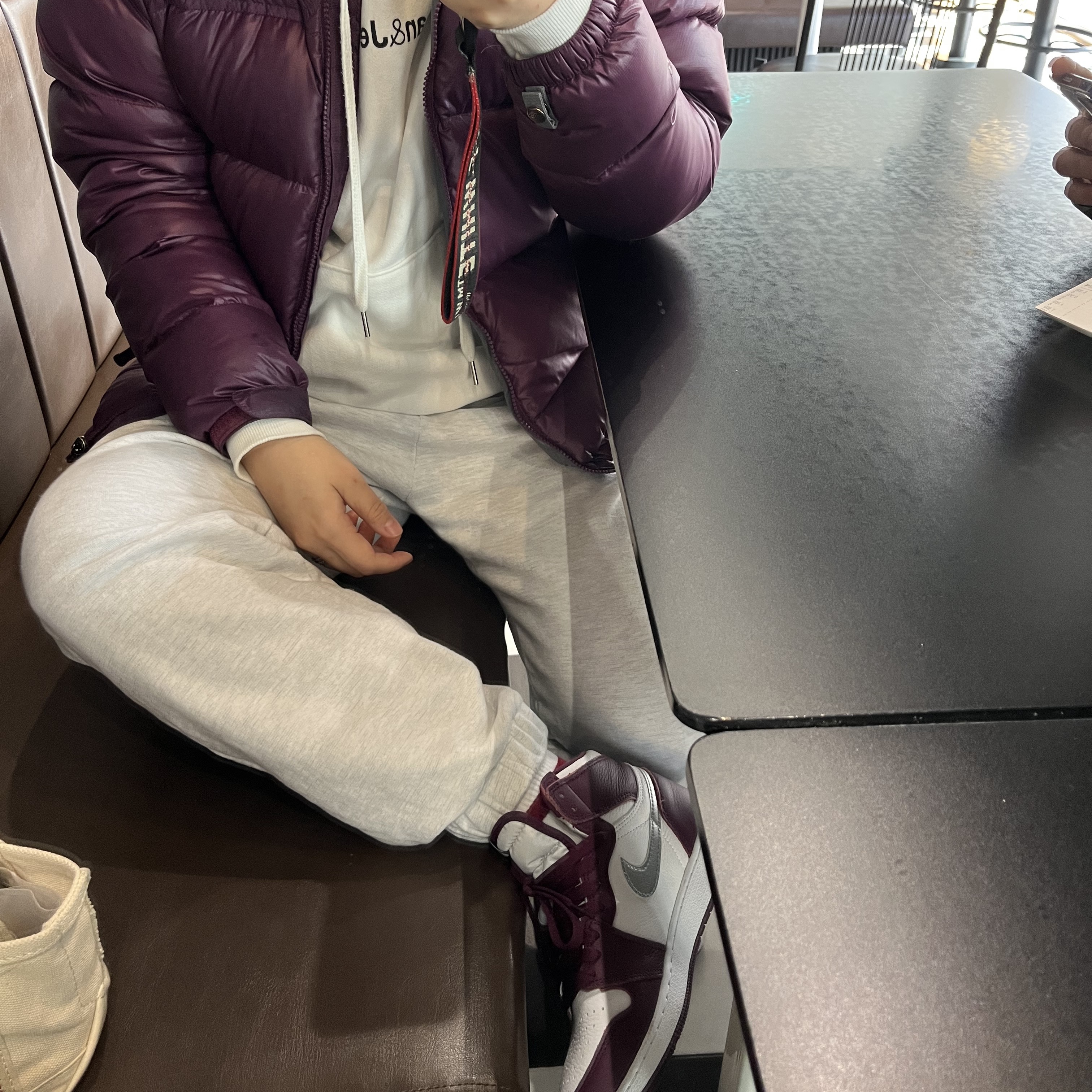 (GS) Jordan 1 Retro High OG Bordeaux 착용 스타일 - 2