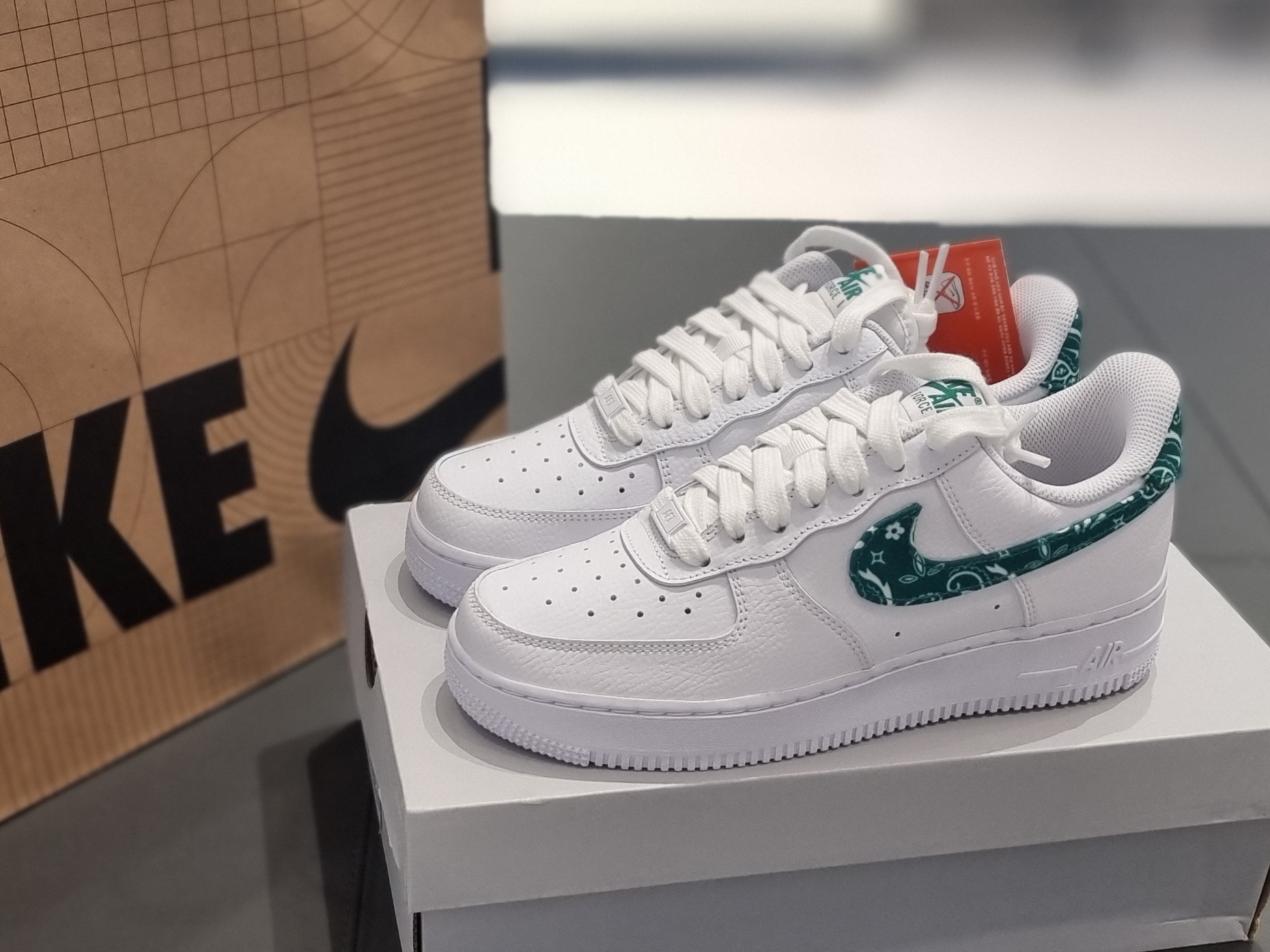 (W) Nike Air Force 1 '07 Essential Paisley Swoosh White Malachite 착용 스타일