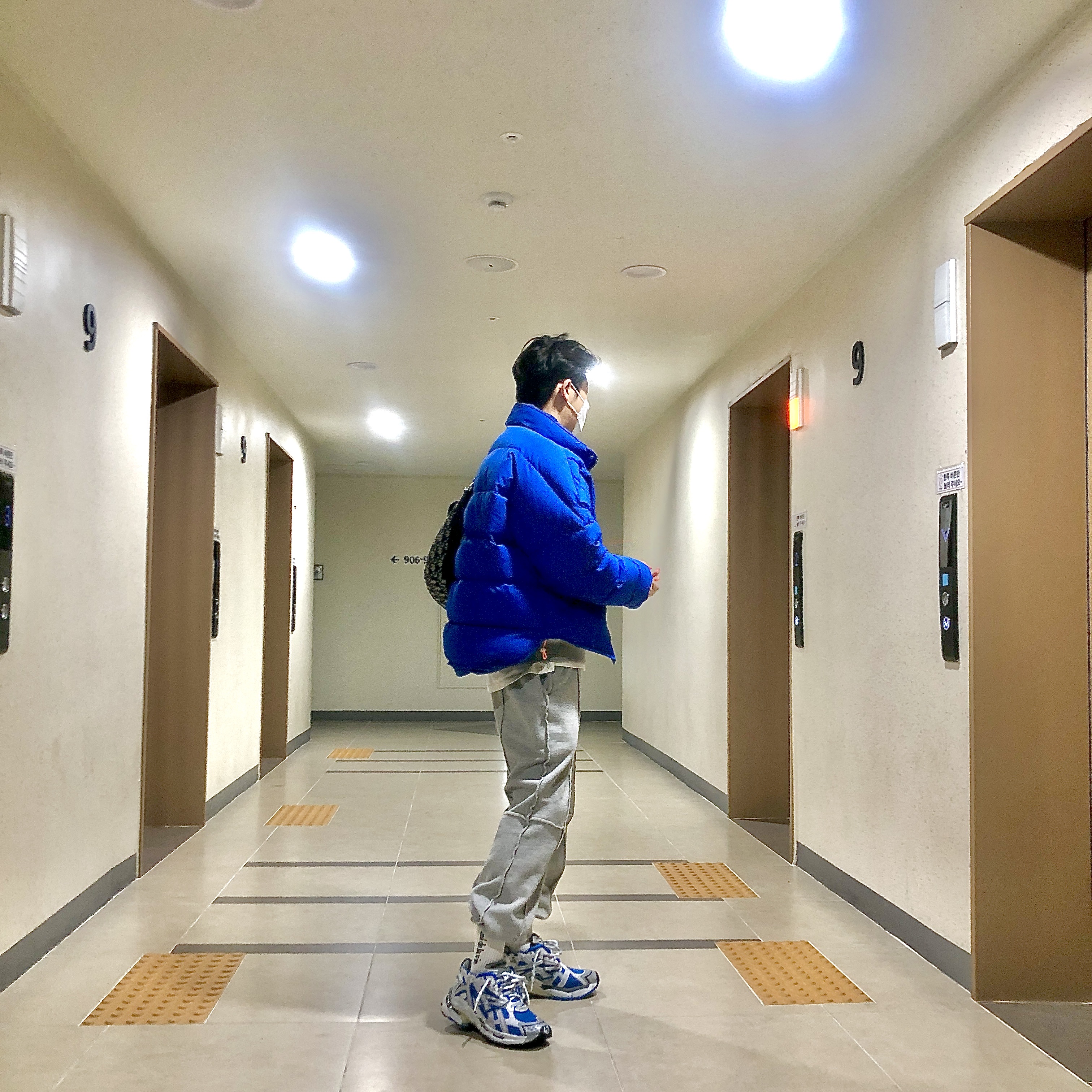 Balenciaga Runner Sneakers Blue White 착용 스타일