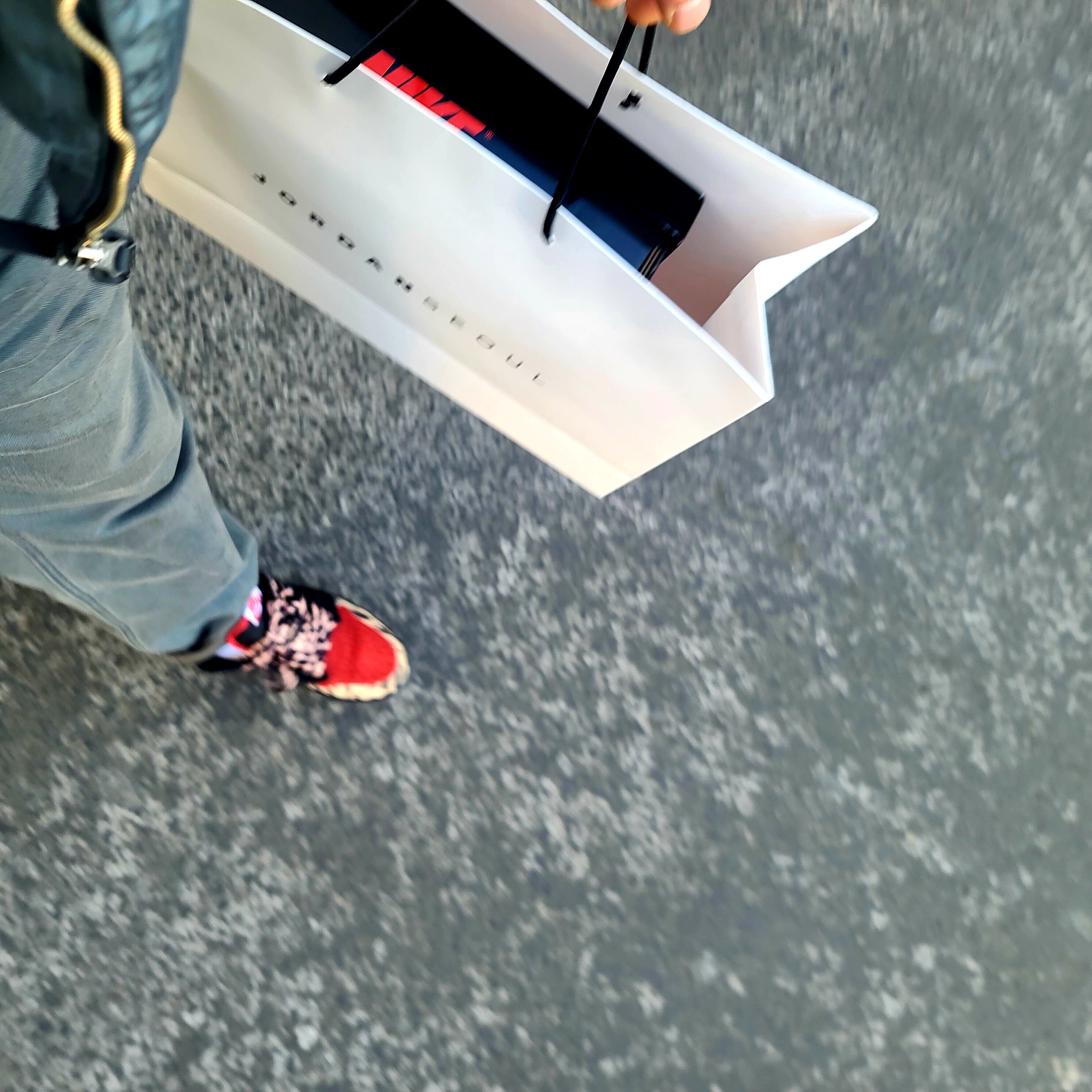 Jordan 1 Retro High OG Patent Bred, Jordan 1 x SoleFly Retro Low OG SP Black and Sport Red 착용 스타일 - 1