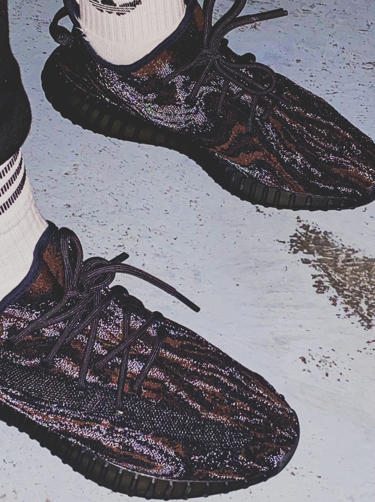 Adidas Yeezy Boost 350 V2 MX Rock 착용 스타일