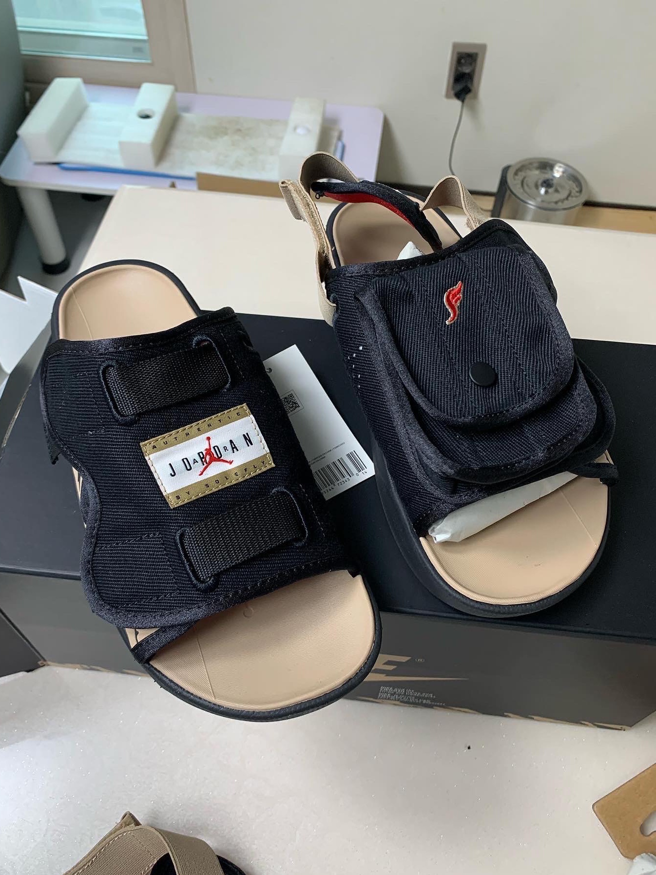 Jordan x SoleFly LS Slide SP Black and Sport Red 착용 스타일 - 3