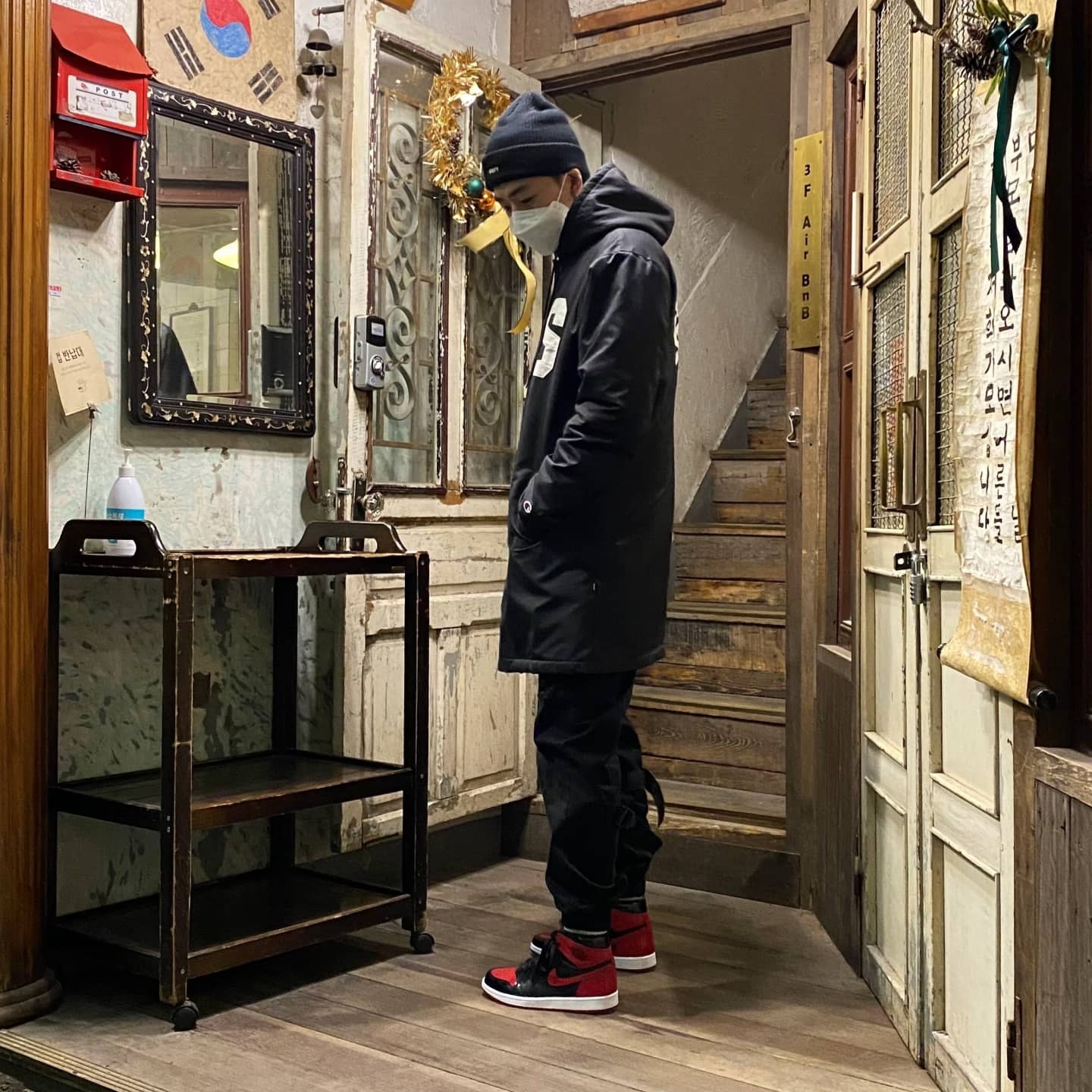 Supreme Backpack Black - 18SS, Jordan 1 Retro High OG Patent Bred 착용 스타일 - 3