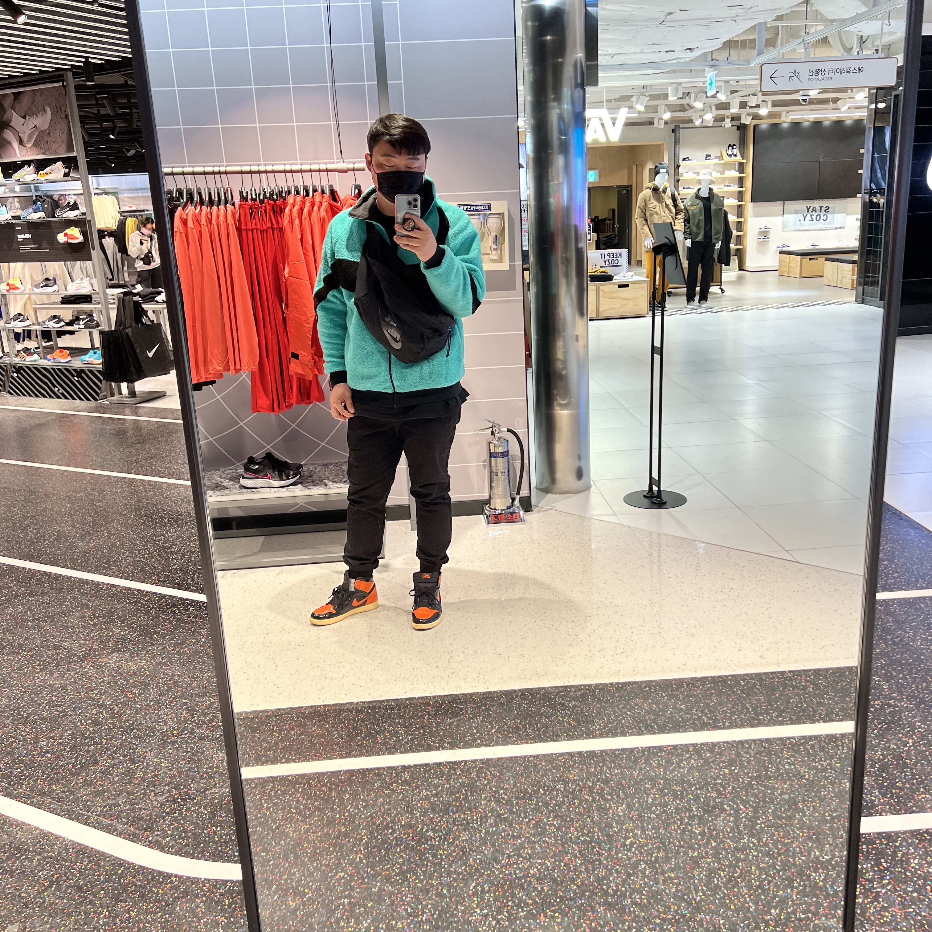 Jordan 1 Retro High Shattered Backboard 3.0, Nike Big Swoosh Full Zip Jacket Green Black 착용 스타일 - 2