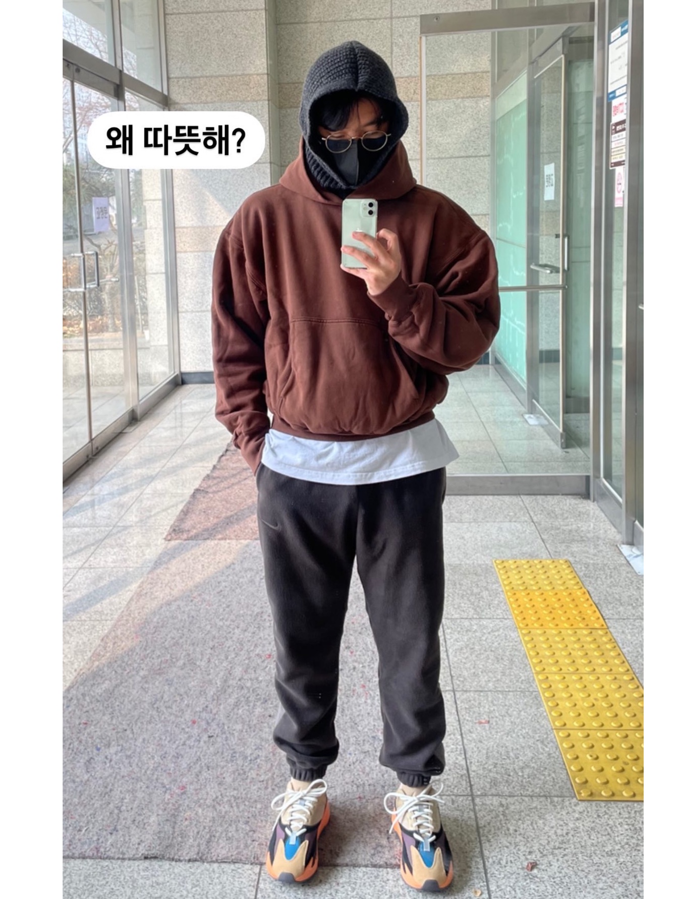 Yeezy Gap Hoodie Brown, Adidas Yeezy Boost 700 Enflame Amber 착용 스타일