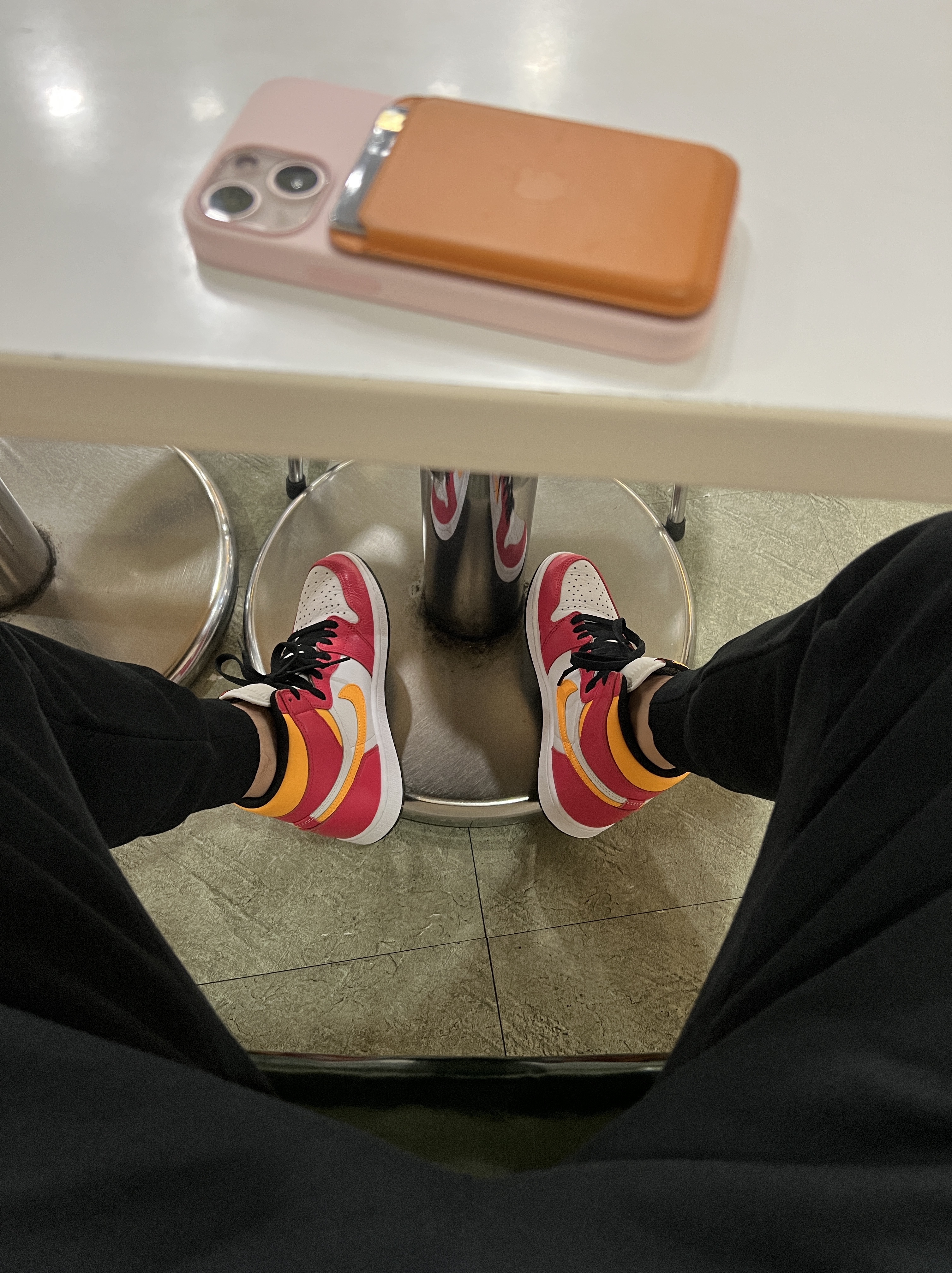 Jordan 1 Retro High OG Light Fusion Red 착용 스타일 - 2