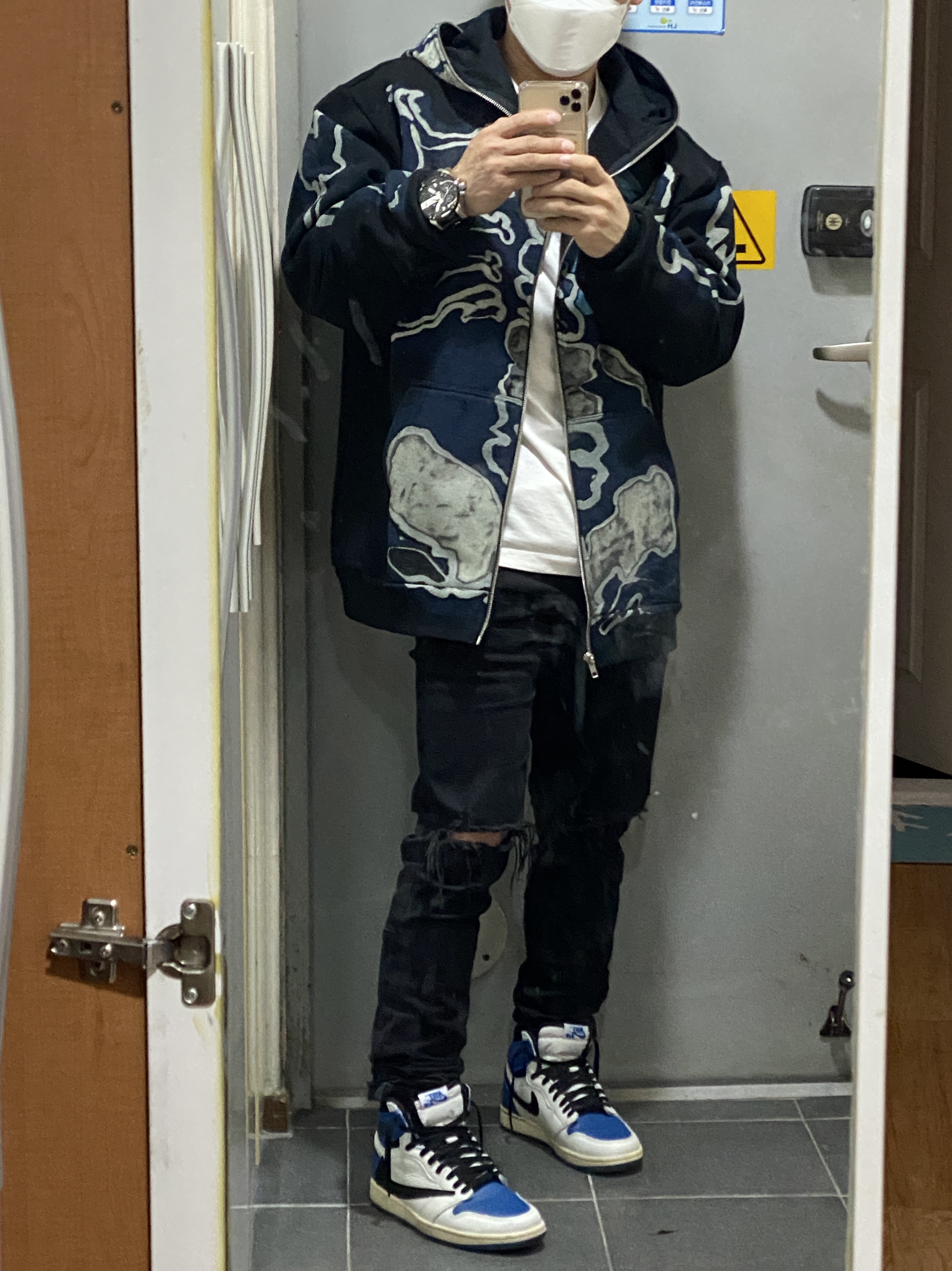Jordan 1 x Travis Scott x Fragment Retro High OG SP Military Blue 착용 스타일