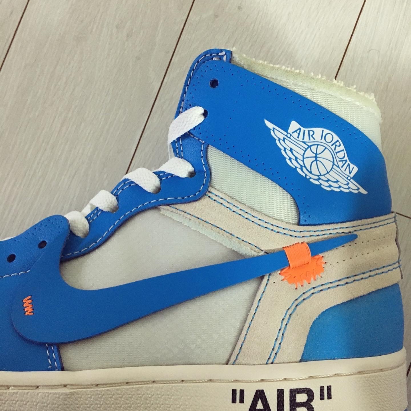 Jordan 1 x Off-White Retro High University Blue 착용 스타일 - 4